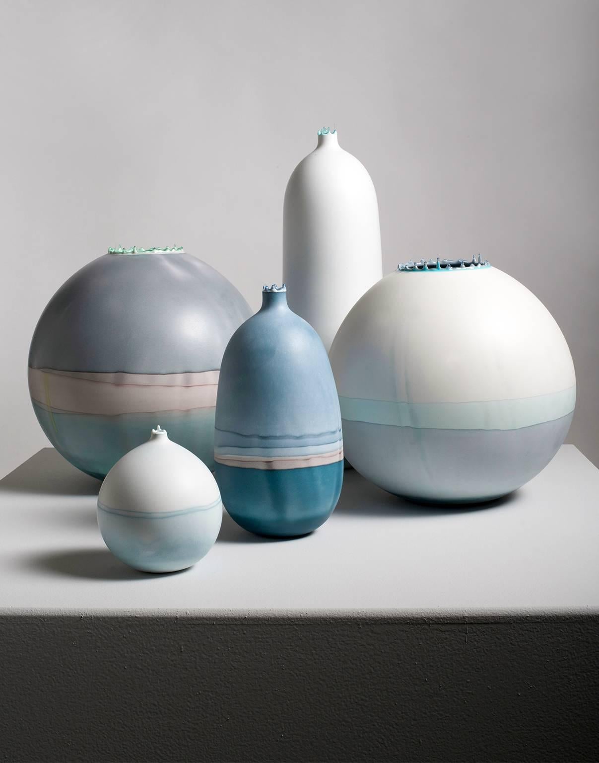 Diese wunderschöne, minimalistische Vase wird von der Künstlerin Elyse Graham in ihrem Studio in Los Angeles handgefertigt.

Diese Gefäßkollektion ist inspiriert von den durch Gletschererosion entstandenen gestreiften Landschaften und den schönen