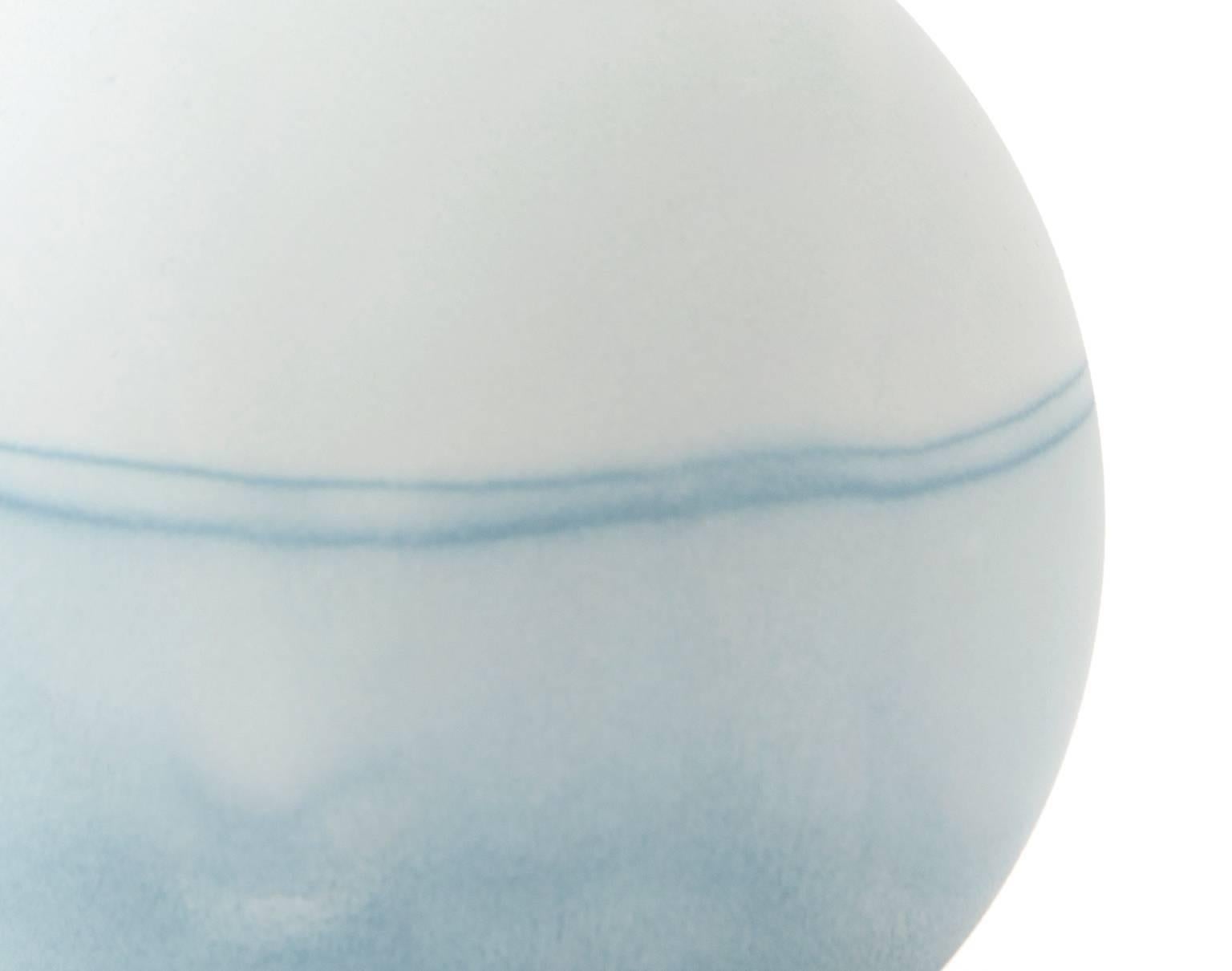 XXI secolo e contemporaneo Vaso per boccioli unico, fatto a mano nel 21° secolo e tinto in massa in blu ghiaccio in vendita