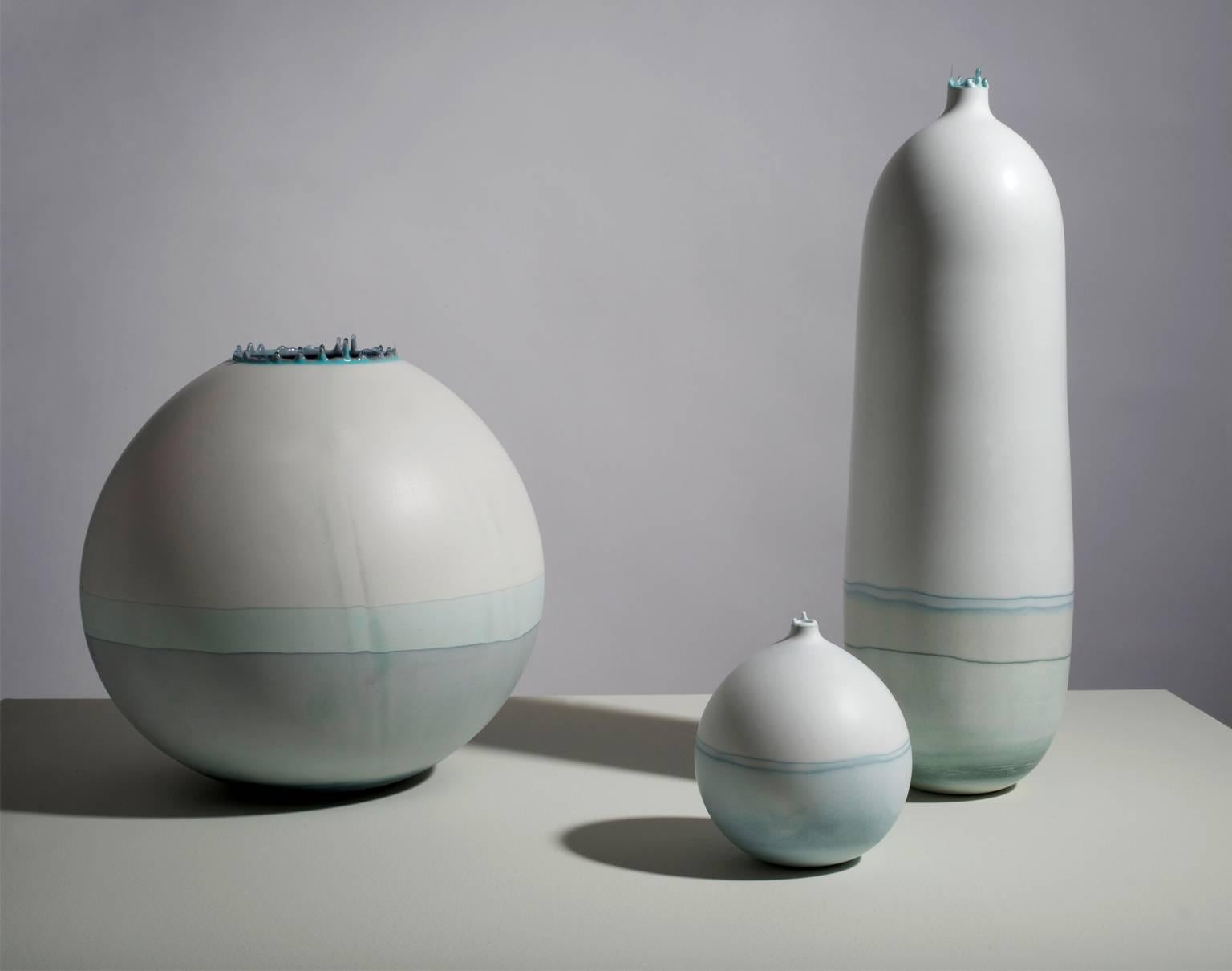 Questo vaso moderno e minimale è realizzato a mano dall'artista Elyse Graham nel suo studio di Los Angeles.

Questa collezione di vasi si ispira ai paesaggi striati causati dall'erosione glaciale e agli splendidi colori della roccia metamorfica