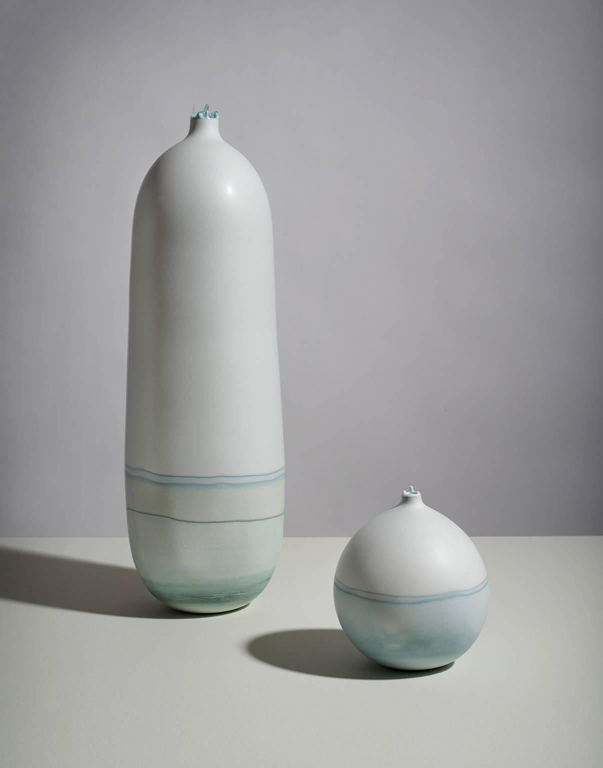 Ce magnifique vase minimal est fabriqué à la main par l'artiste Elyse Graham dans son studio de Los Angeles.

Cette collection de récipients s'inspire des paysages striés causés par l'érosion glaciaire ainsi que des couleurs magnifiques que l'on