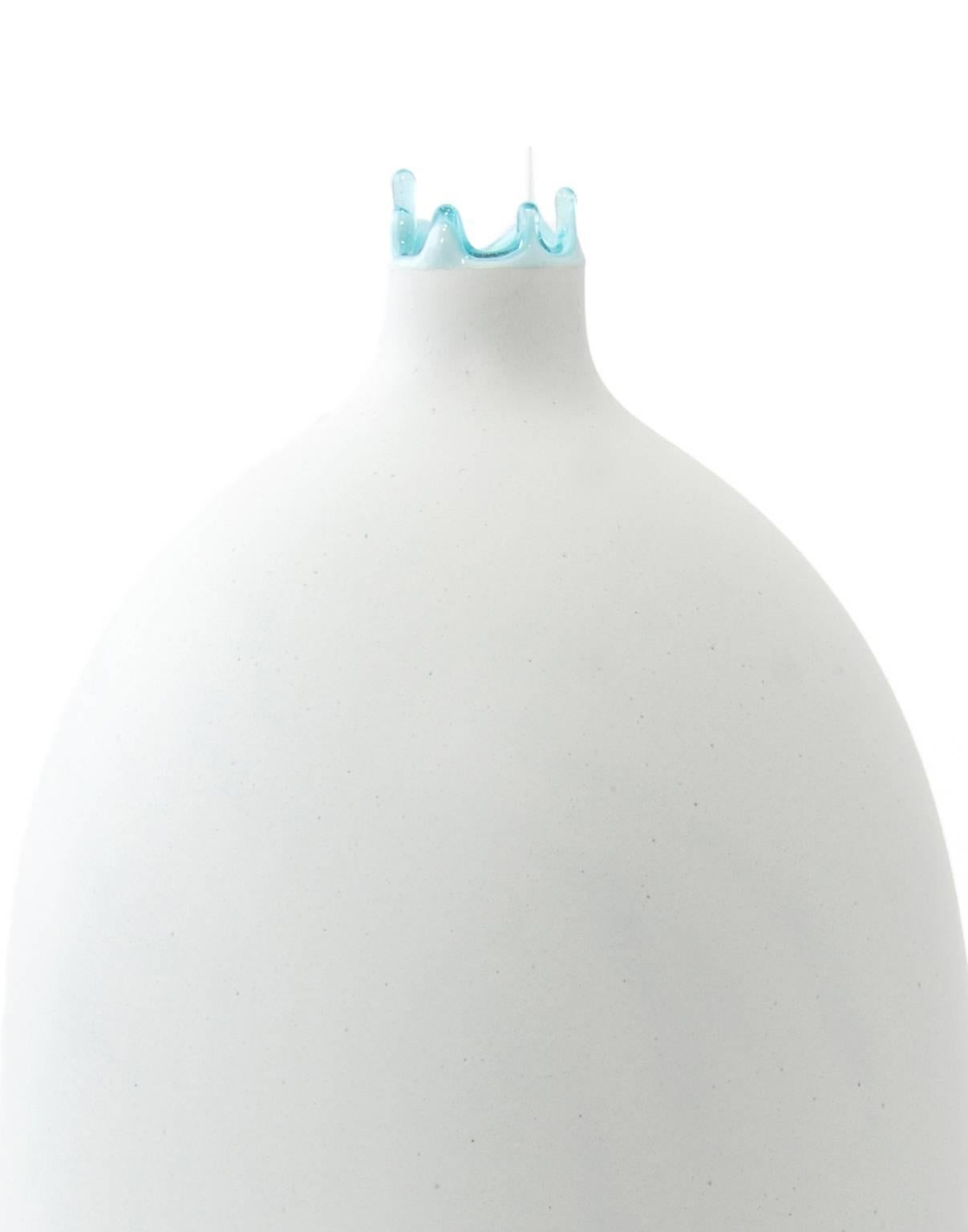 Moulage Grand vase oblong bleu clair teint par immersion:: unique:: fait à la main au 21e siècle en vente