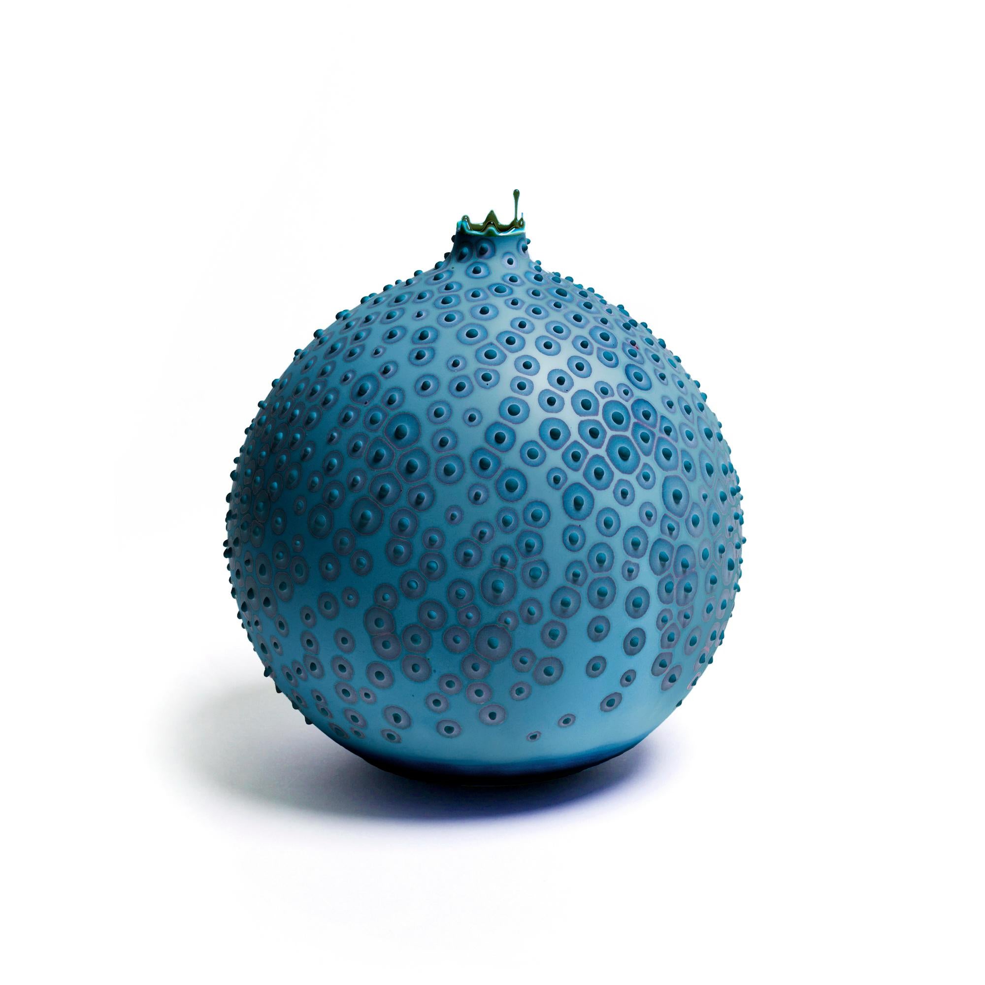 Organico moderno Vaso medio rotondo Hesse del 21° secolo, unico e fatto a mano, in blu denim, di Elyse Grah in vendita