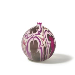 Vaso medio rotondo marmorizzato del 21° secolo, fatto a mano e unico, di Elyse Graham, di colore rosa.