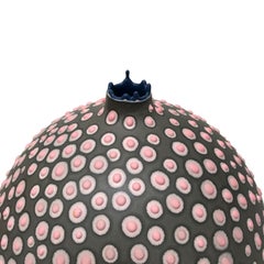 Vaso rotondo medio del 21° secolo, unico e fatto a mano, in grigio e rosa, di Elyse Graham