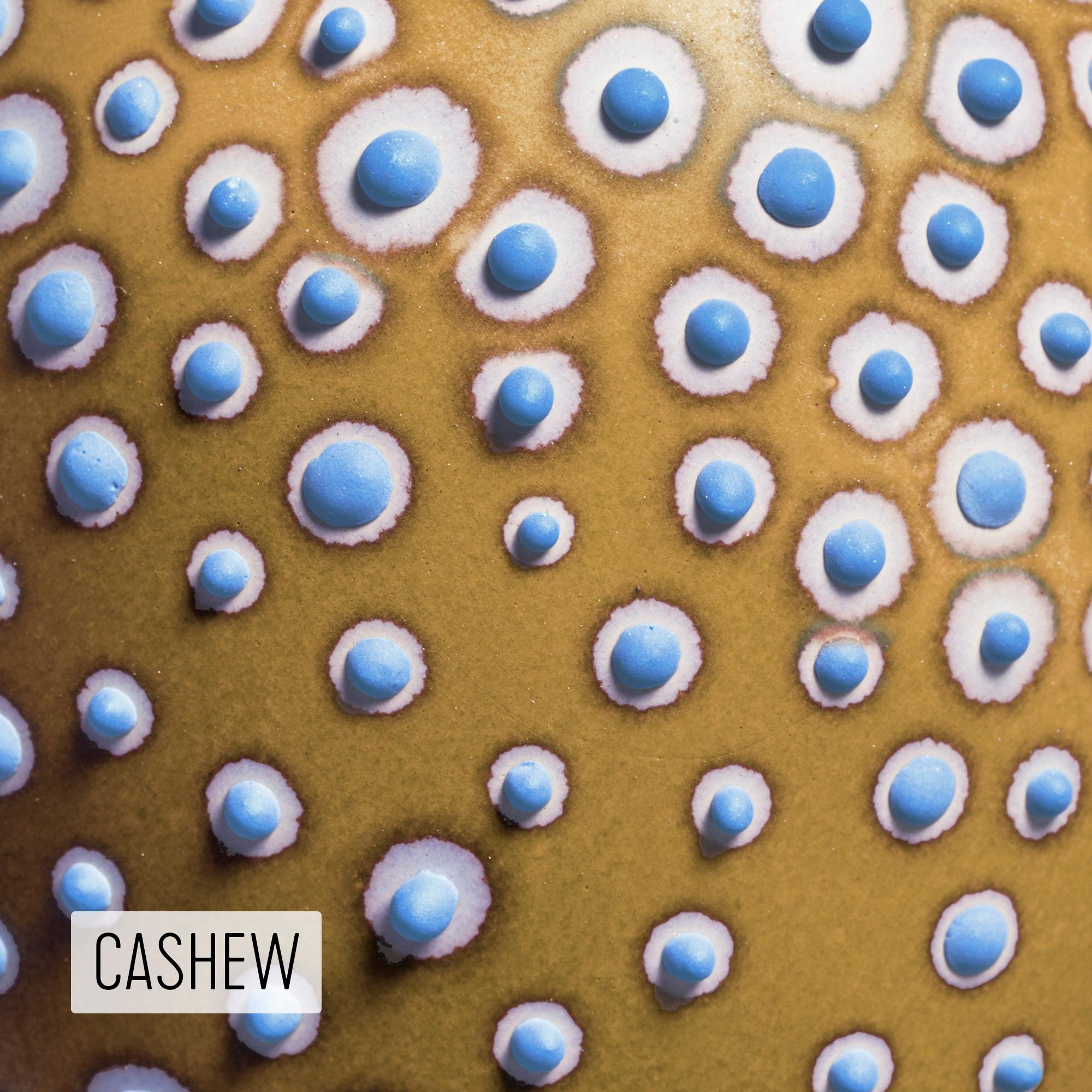 Questo sorprendente vaso Hesse in marrone caramello e blu fiordaliso è realizzato a mano dall'artista Elyse Graham nel suo studio in Oregon. Questa collezione di vasi è ispirata al nostro incredibile e diversificato microbioma. L'artista è nota per