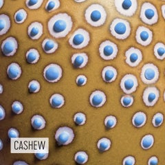 Vaso rotondo medio del 21° secolo, unico e fatto a mano, in ocra e blu di Elyse Graham