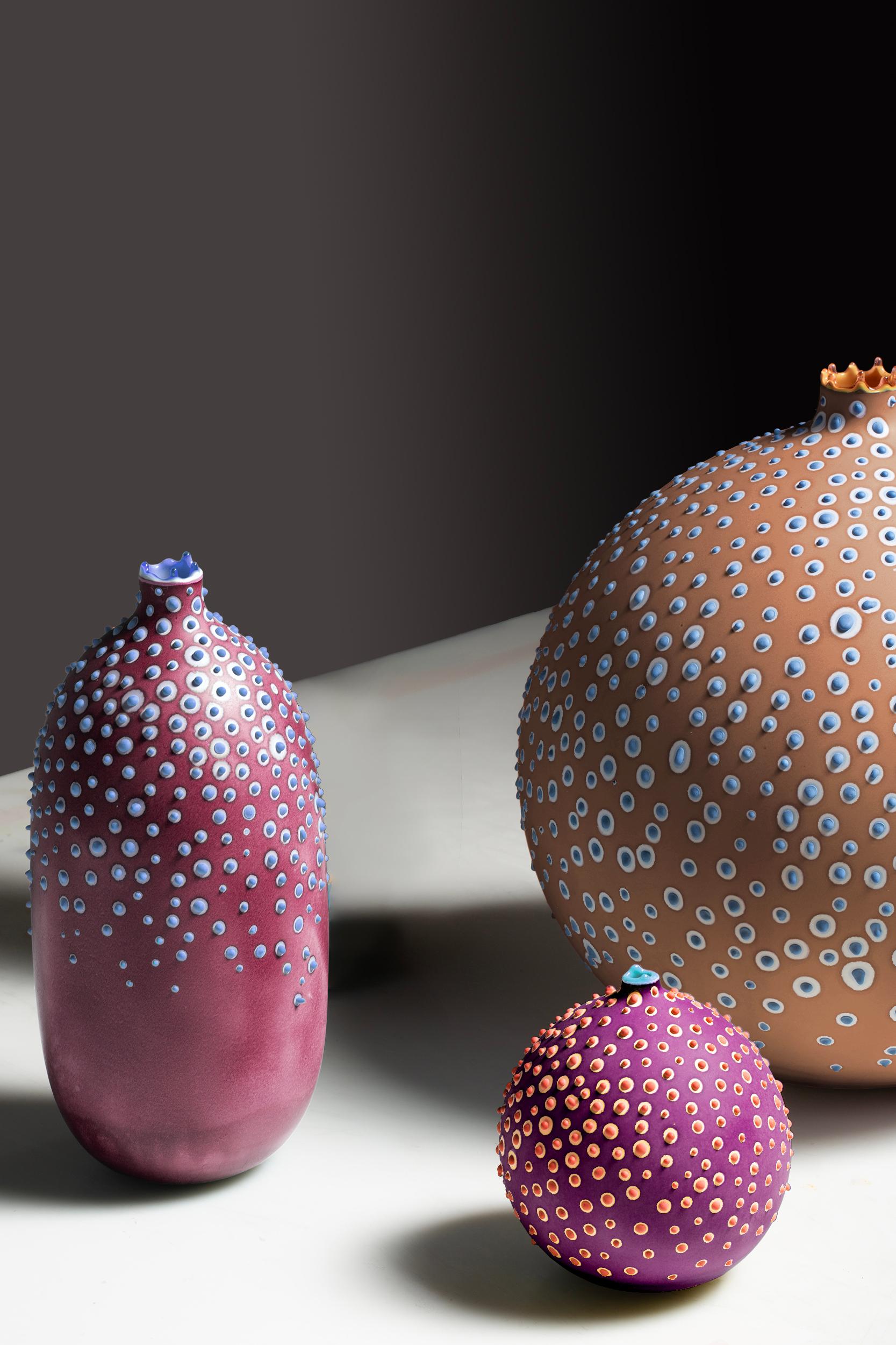 XXI secolo e contemporaneo Vaso rotondo medio del 21° secolo, unico e fatto a mano, in ocra e blu di Elyse Graham in vendita