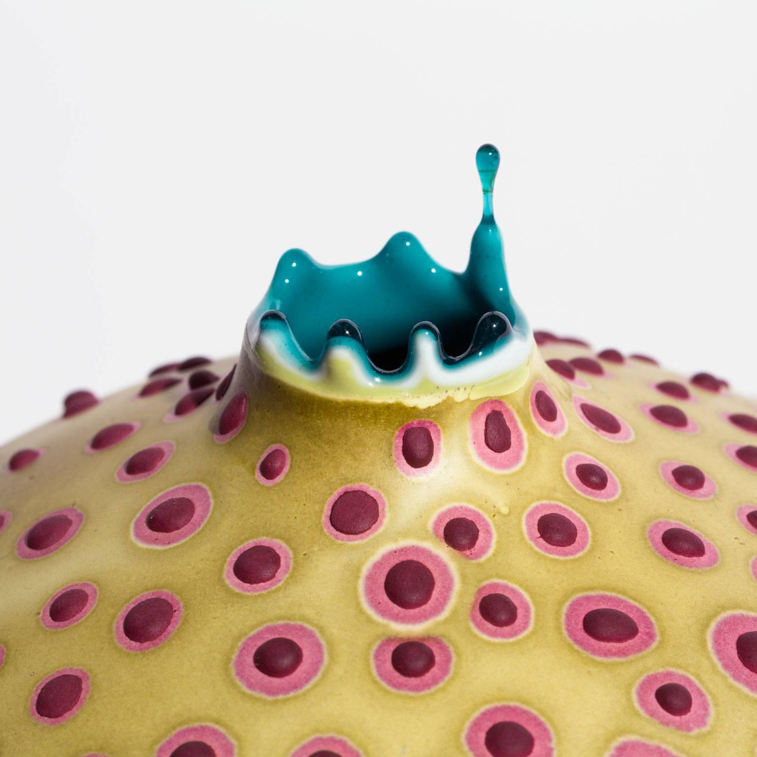 Diese auffällige Vase wird von der Künstlerin Elyse Graham in ihrem Atelier in Los Angeles handgefertigt.

Diese Sammlung von Gefäßen ist von unserem unglaublichen und vielfältigen Mikrobiom inspiriert.

Die Künstlerin ist bekannt für ihre