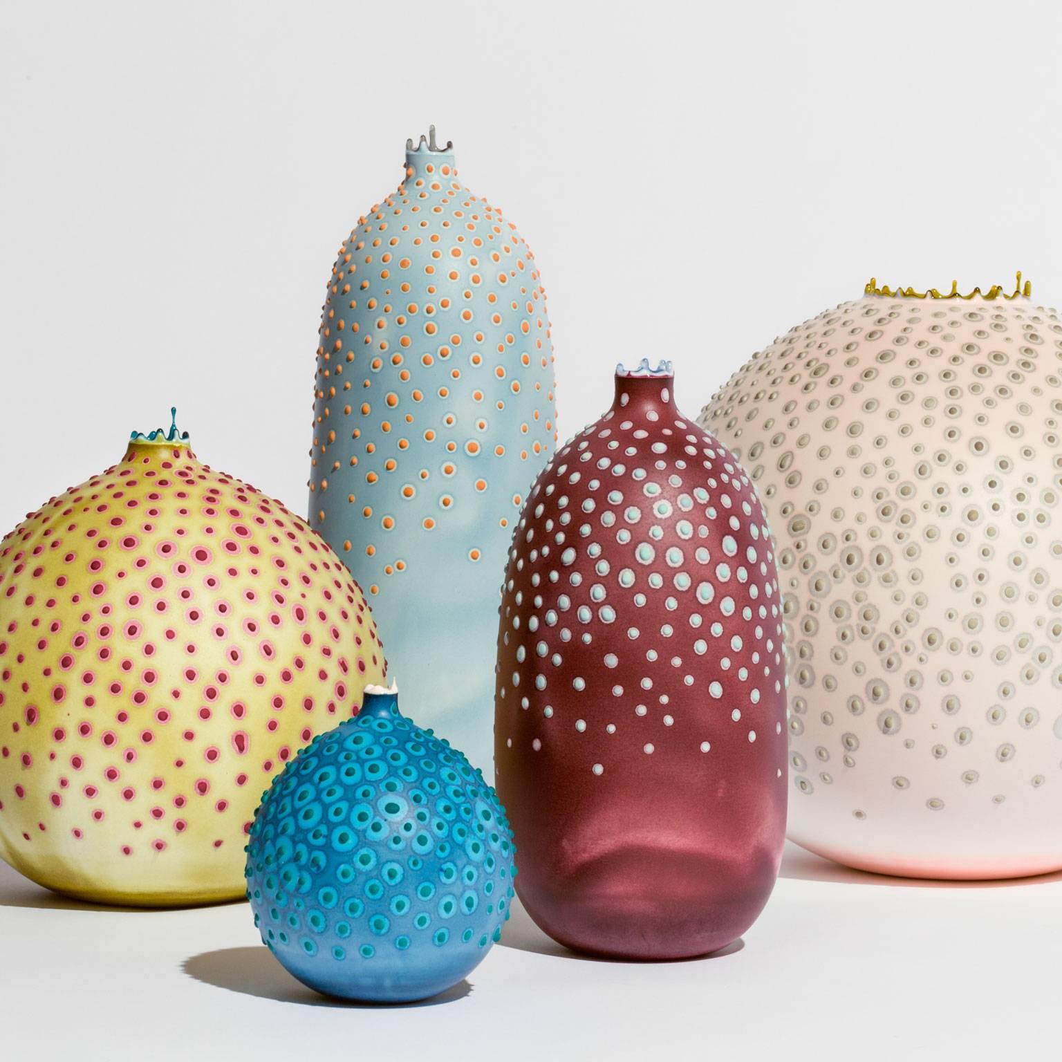 Handgefertigte mittelgroße runde Vase::  21. Jahrhundert:: in Olivgrün und Ochsenblut:: einzigartig (Gegossen) im Angebot