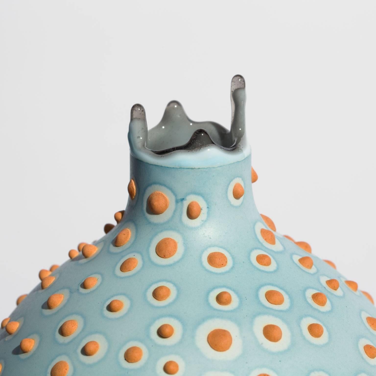 Questo vaso sorprendente e giocoso è realizzato a mano dall'artista Elyse Graham nel suo studio di Los Angeles.

Questa collezione di vasi è ispirata al nostro incredibile e diversificato microbioma.

L'artista è nota per la sua straordinaria