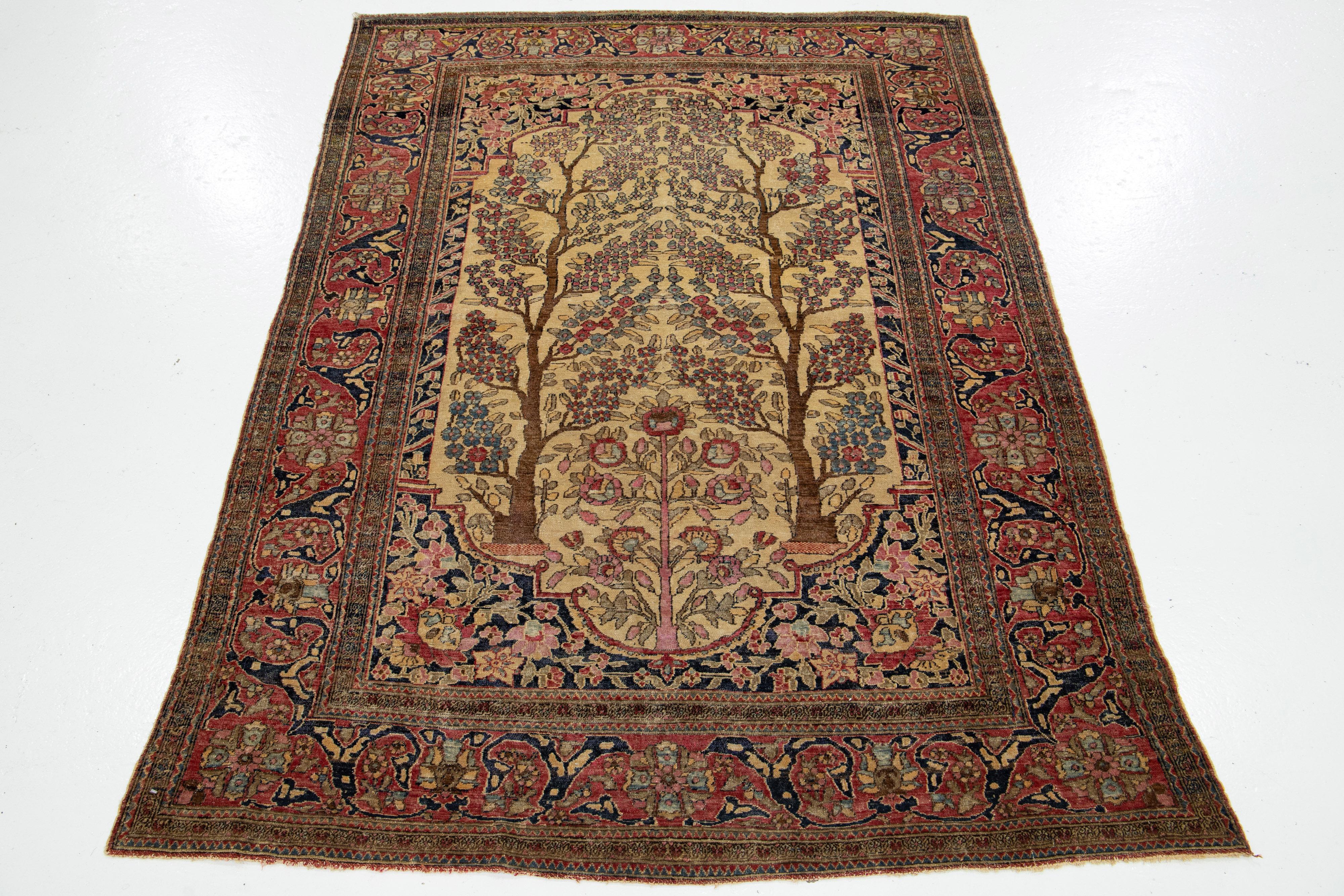 Erleben Sie die Eleganz eines einzigartigen antiken persischen Wollteppichs aus Isfahan. Dieses Stück zeigt ein wunderschönes All-Over-Muster in einem warmen Hellbraun, umrahmt von Akzenten in Rot, Rosa und Hellblau. Seine außergewöhnliche