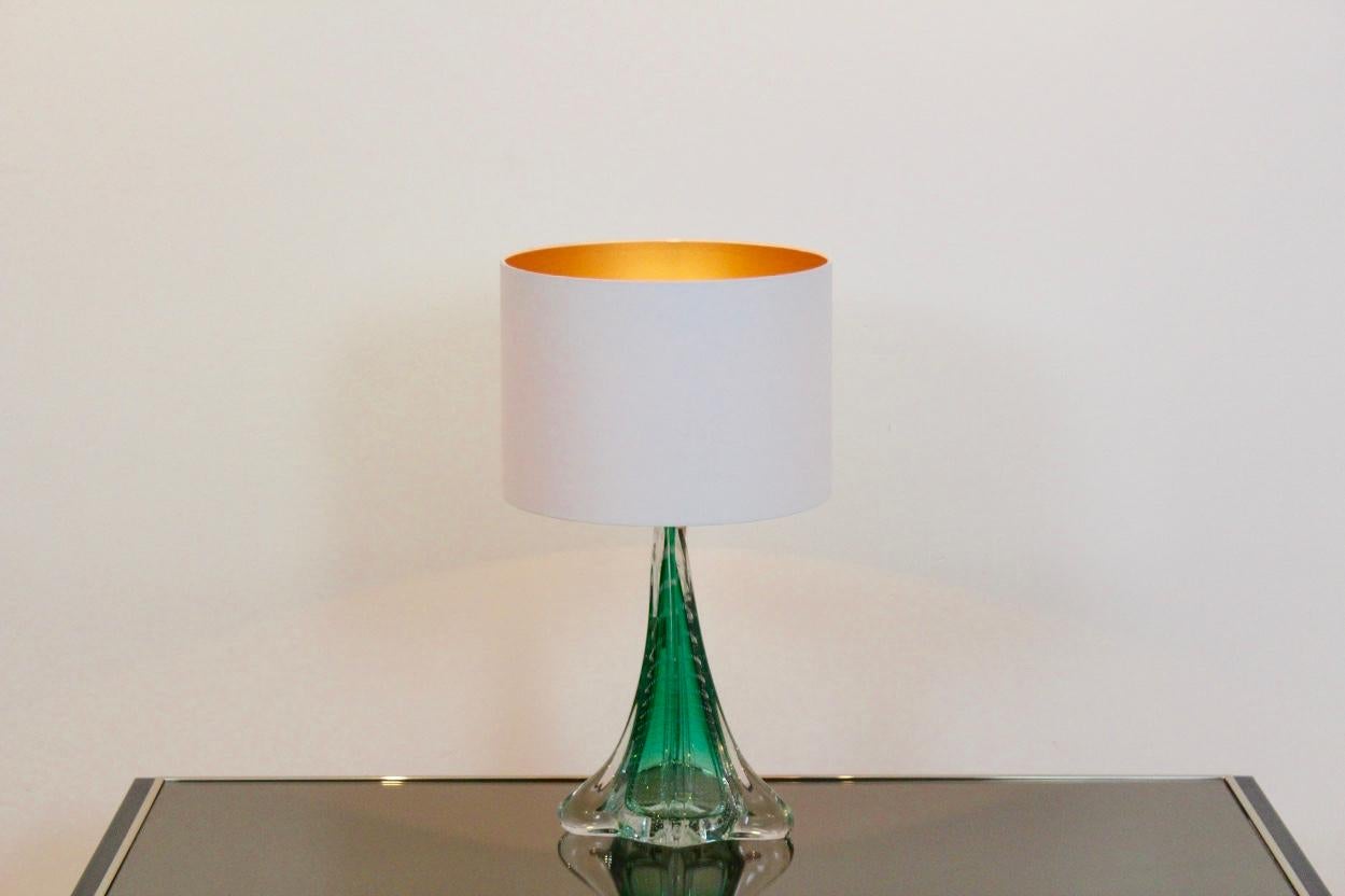 Mid-Century Modern Lampe de bureau unique en verre vert translucide Boussu faite à la main, Belgique, années 1960 en vente