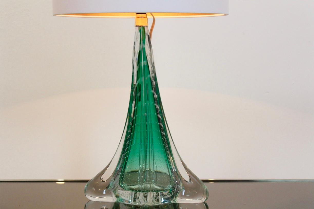 Belge Lampe de bureau unique en verre vert translucide Boussu faite à la main, Belgique, années 1960 en vente