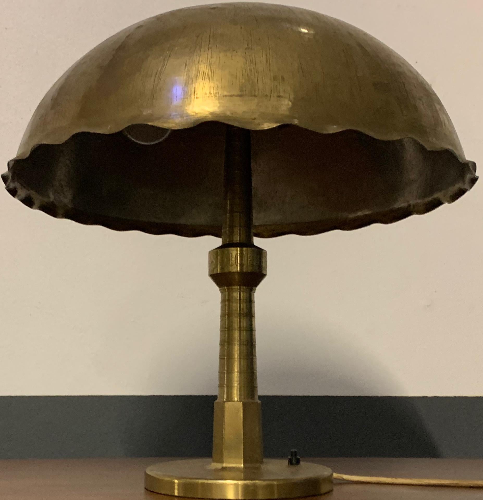 Mid-Century Modern Lampe de table unique en laiton faite à la main en vente
