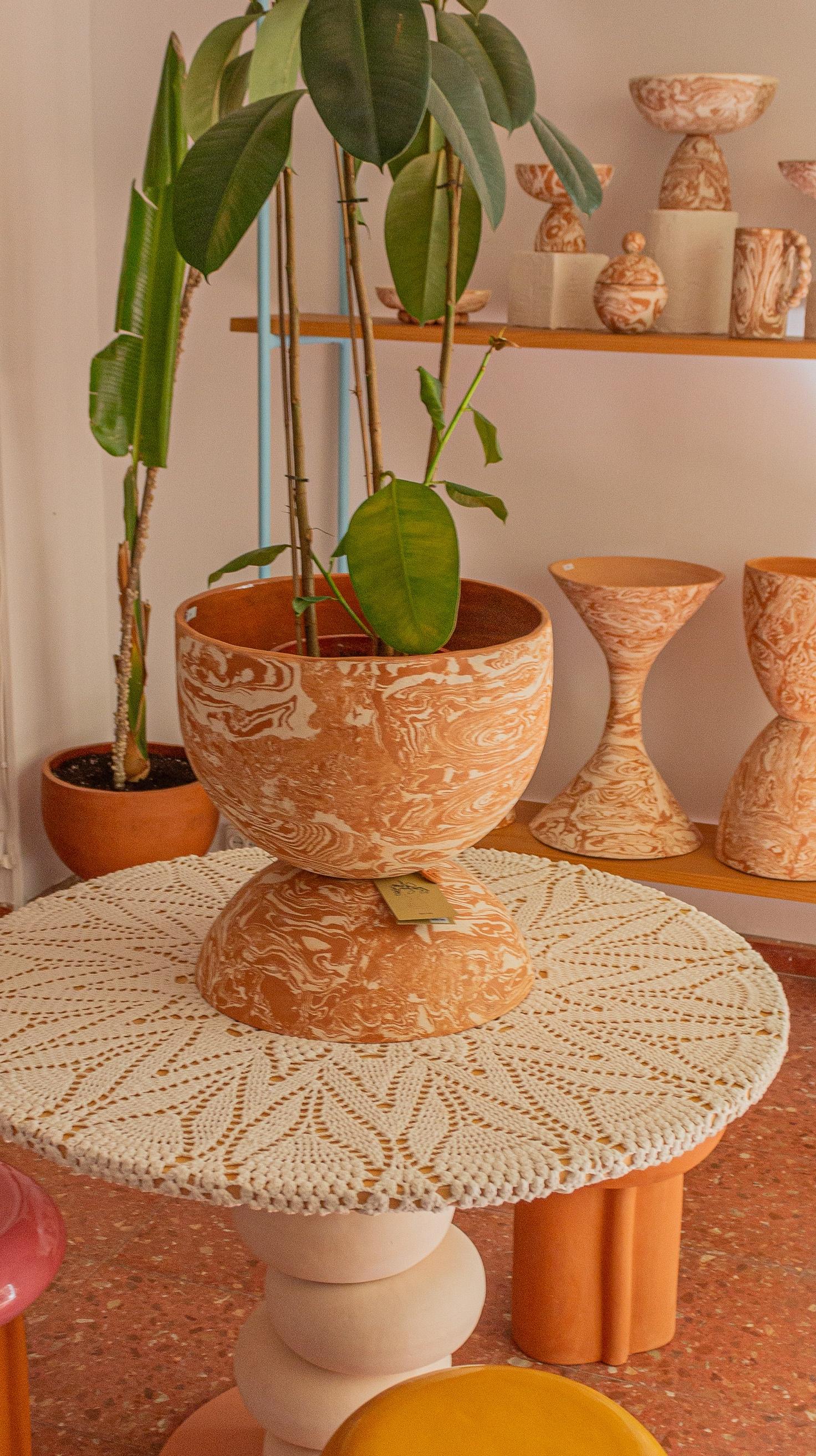 Unique handmade Chubby Planter in marbled white and terracotta clay  In New Condition For Sale In VALÈNCIA, ES