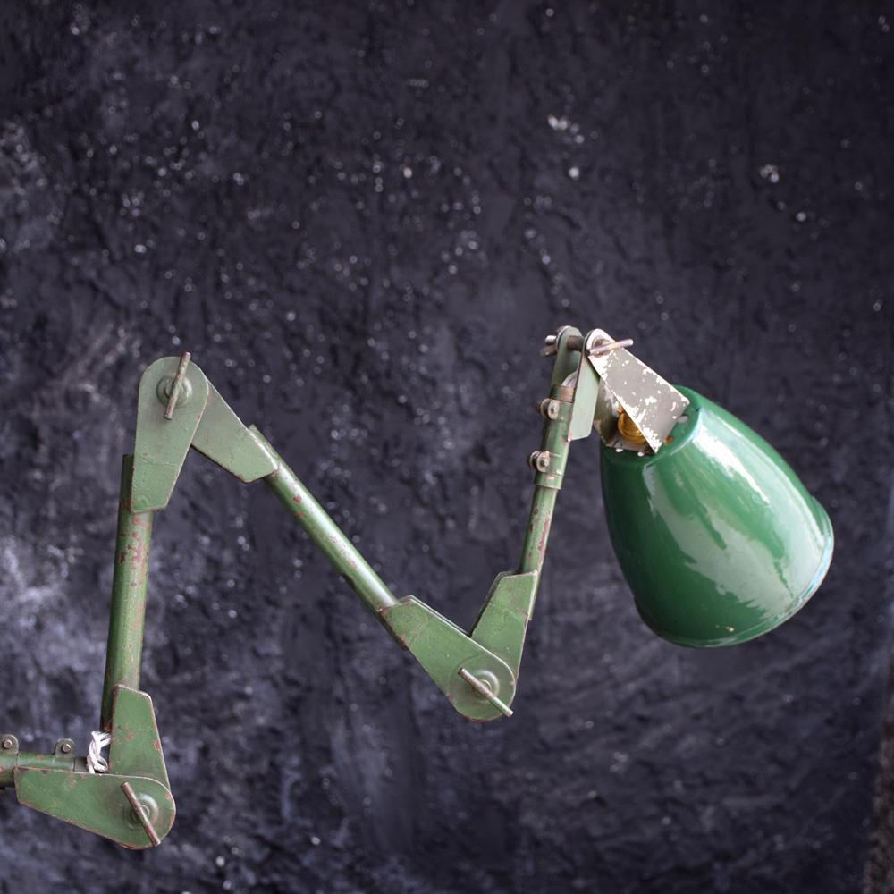 Industriel Lampe articulée industrielle anglaise unique faite à la main, émaillée et verte, de style industriel en vente