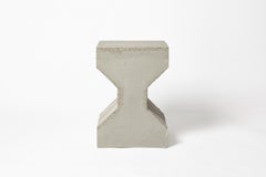 sgabello unico in cemento grigio fatto a mano, design del 21° secolo di Les Usagers 30 cm