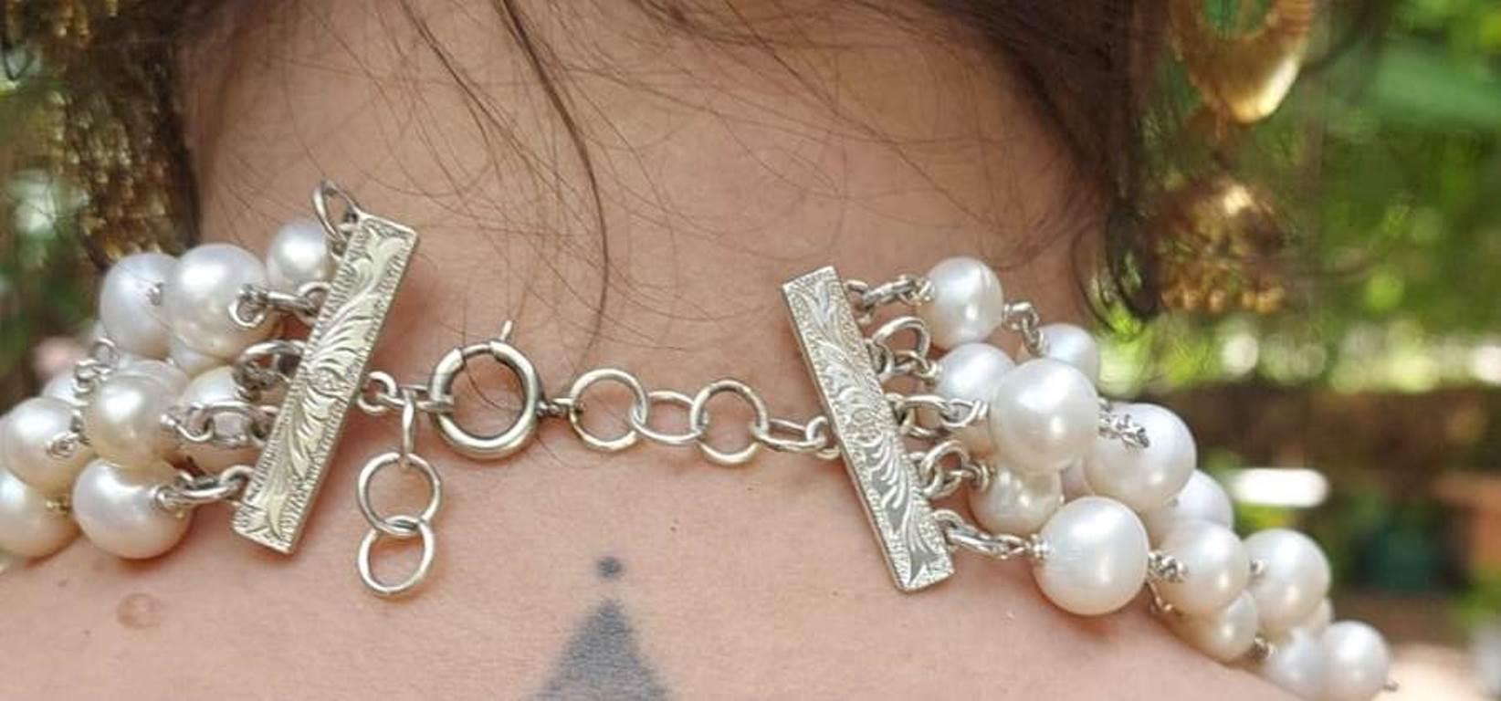 Einzigartige handgefertigte Halskette aus Silber und Perlen (Rundschliff) im Angebot