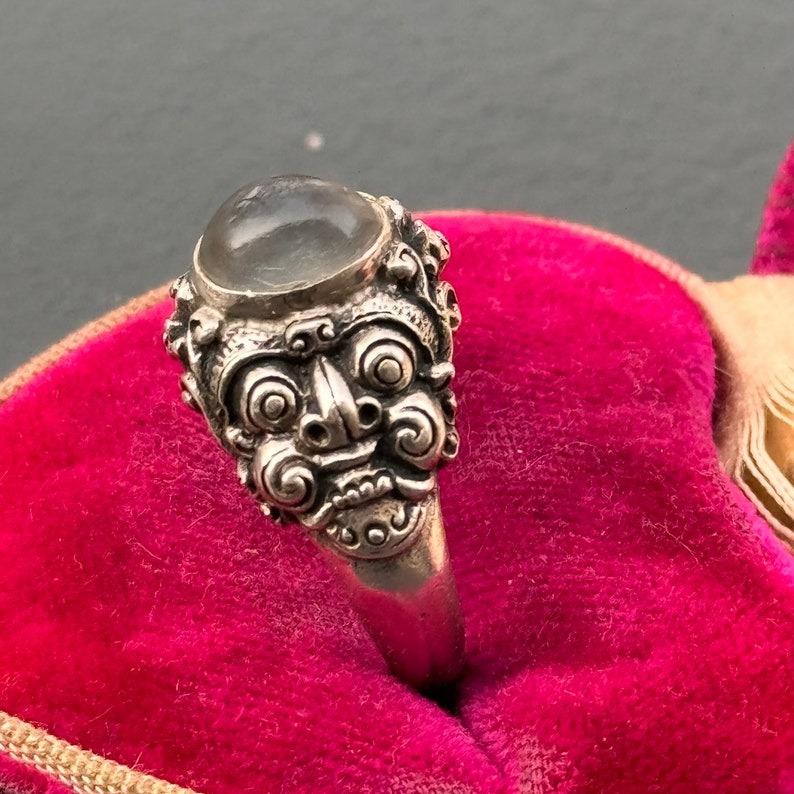 Einzigartiger handgefertigter Sterling Silber Mondstein Ring mit Kirtimukha Gesicht im Zustand „Gut“ im Angebot in Monroe Township, NJ
