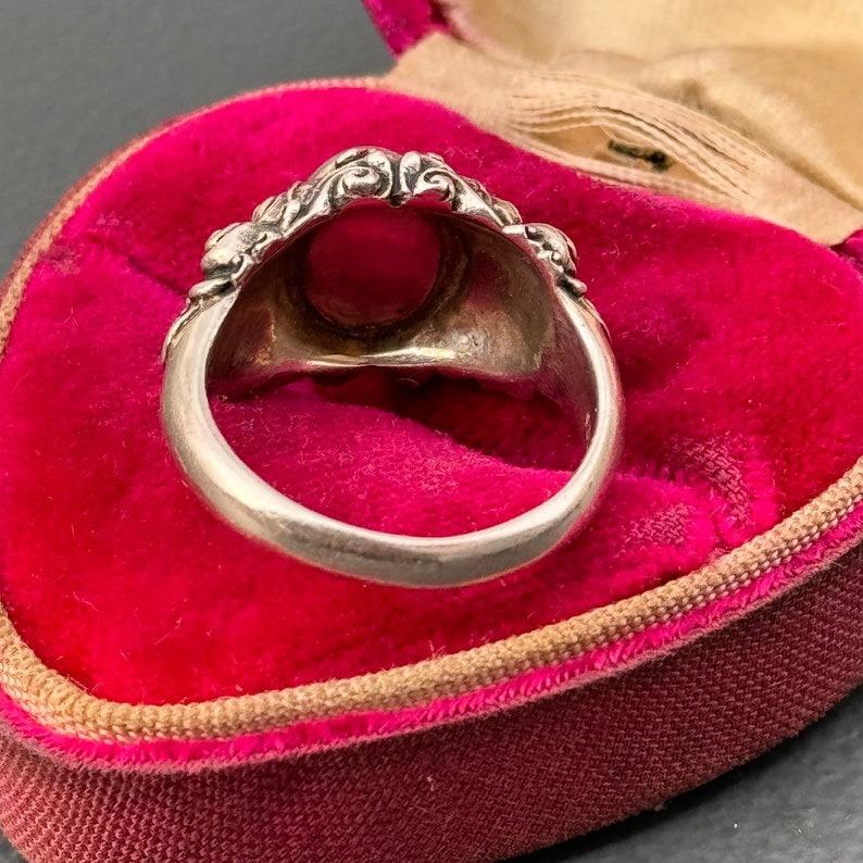 Einzigartiger handgefertigter Sterling Silber Mondstein Ring mit Kirtimukha Gesicht im Angebot 1
