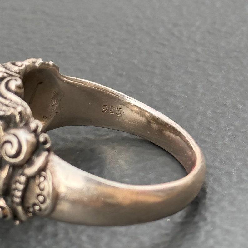 Einzigartiger handgefertigter Sterling Silber Mondstein Ring mit Kirtimukha Gesicht im Angebot 2