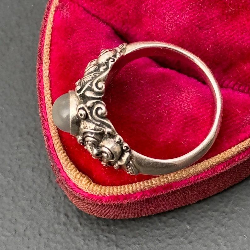 Einzigartiger handgefertigter Sterling Silber Mondstein Ring mit Kirtimukha Gesicht im Angebot 3