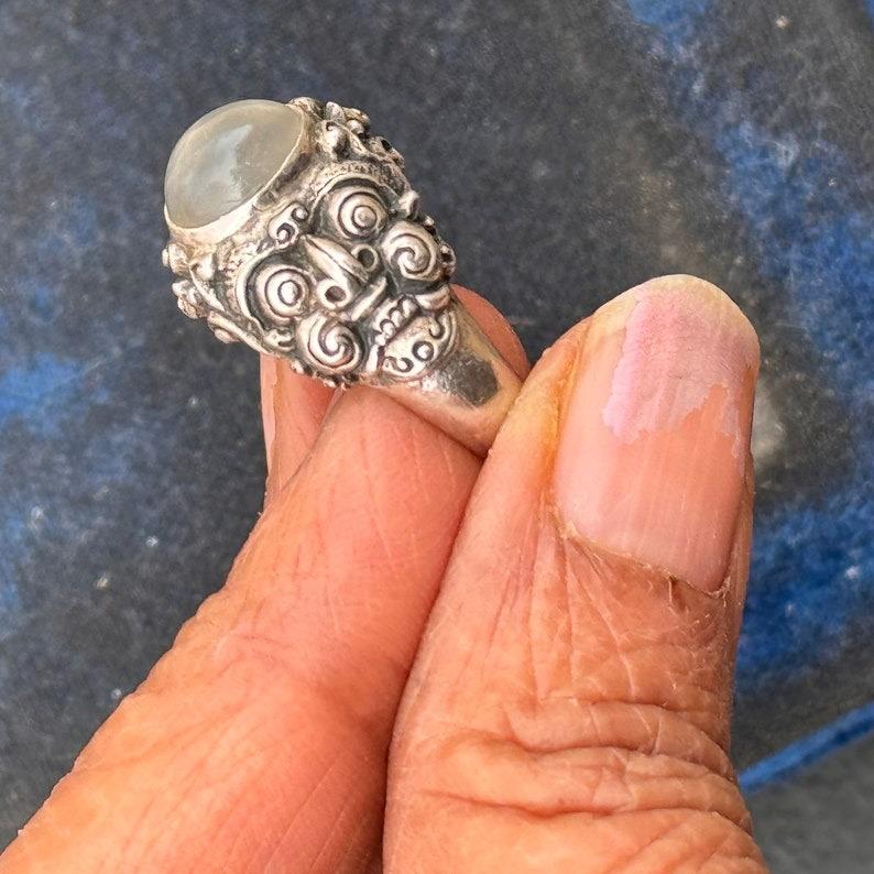 Einzigartiger handgefertigter Sterling Silber Mondstein Ring mit Kirtimukha Gesicht im Angebot 4
