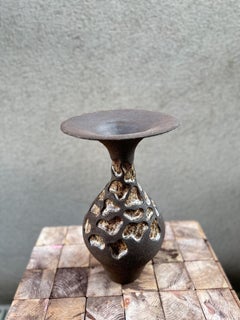 Vase sculptural unique en grès, fabriqué à la main par Maku Ceramic