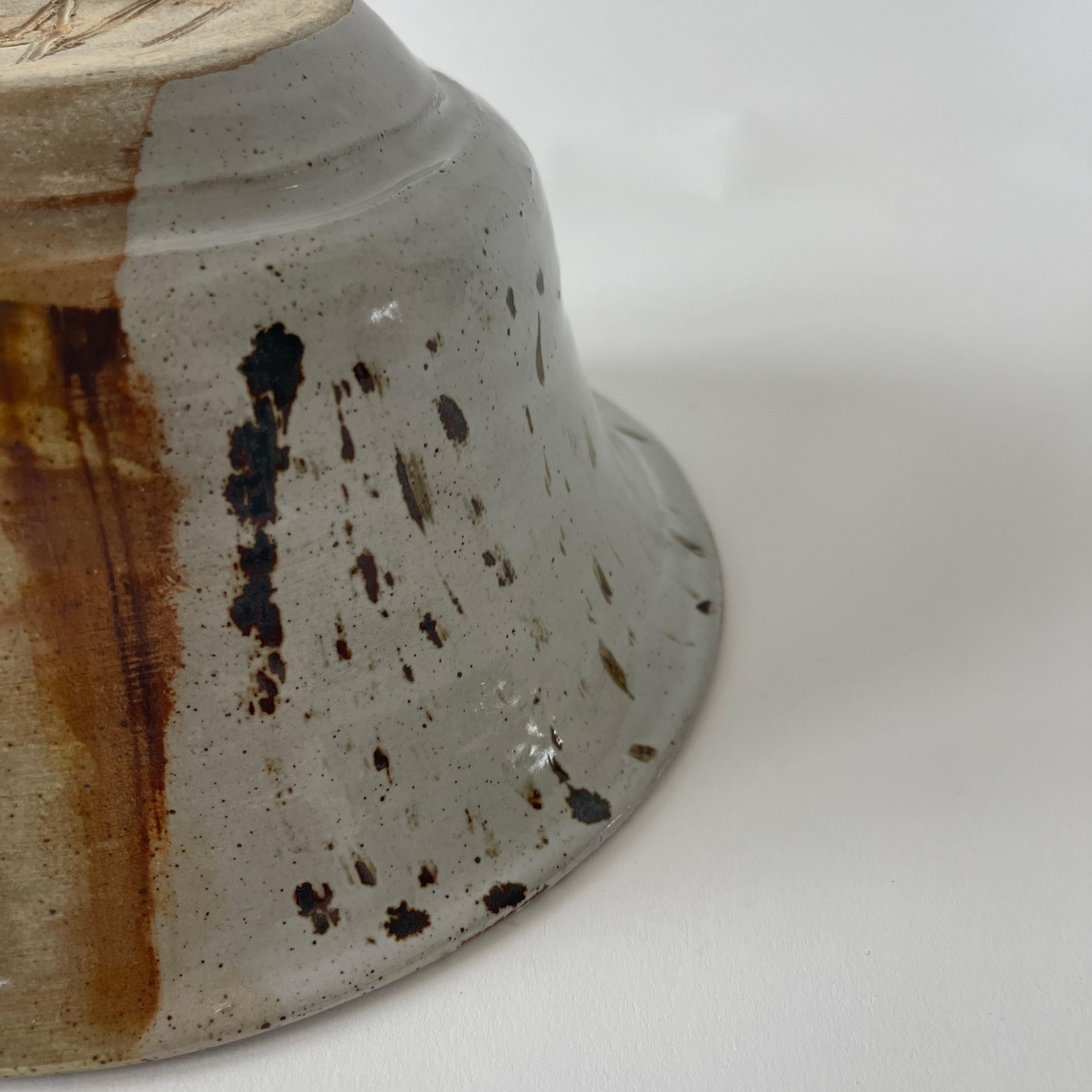Argile Bol unique en poterie de Studio A avec glaçure multicolore, fait à la main, États-Unis, années 1960 en vente