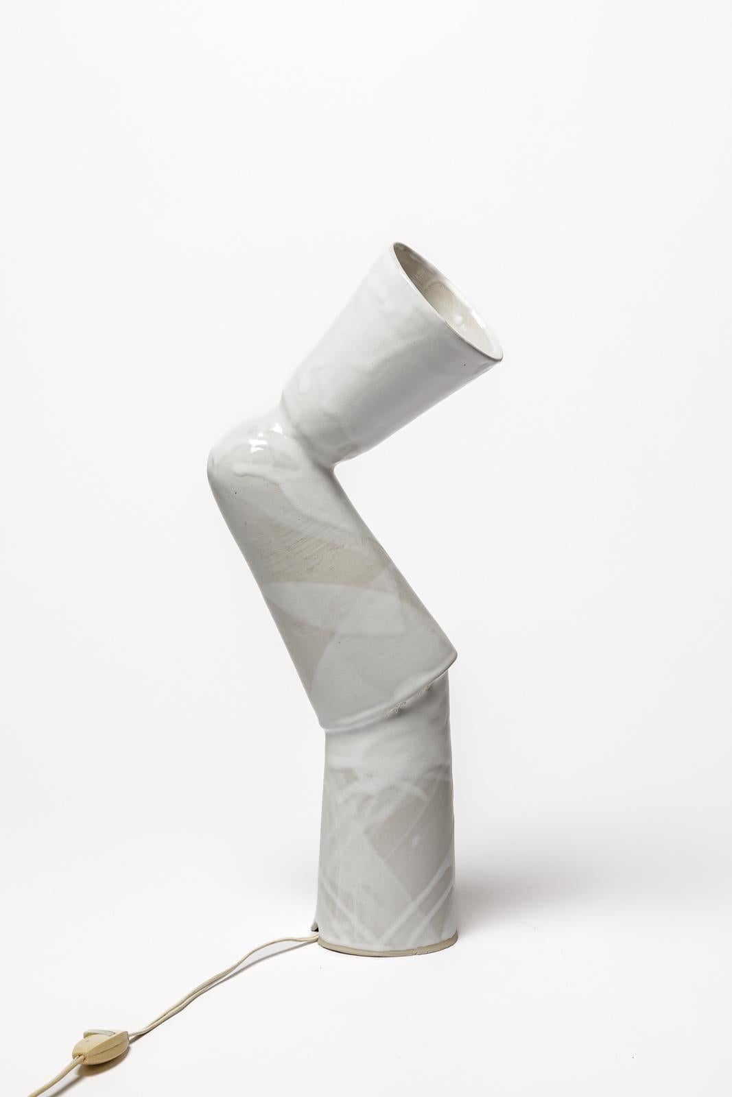 Français Lampe de table unique en céramique blanche abstraite du 20e siècle, 45 cm, faite à la main, 1970 en vente
