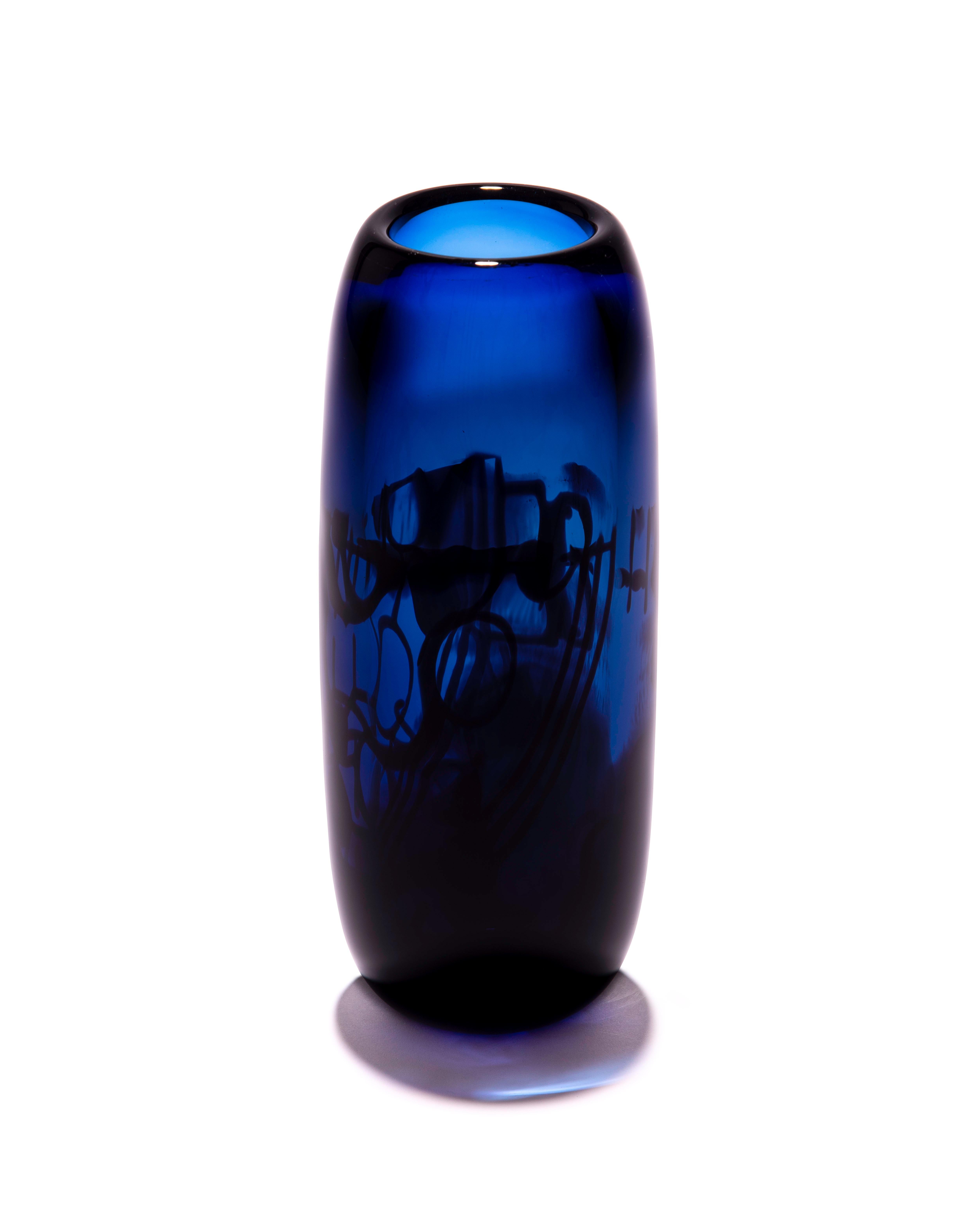 Moderne Vase unique en verre bleu et noir « Harvest Graal » de Tiina Sarapu en vente