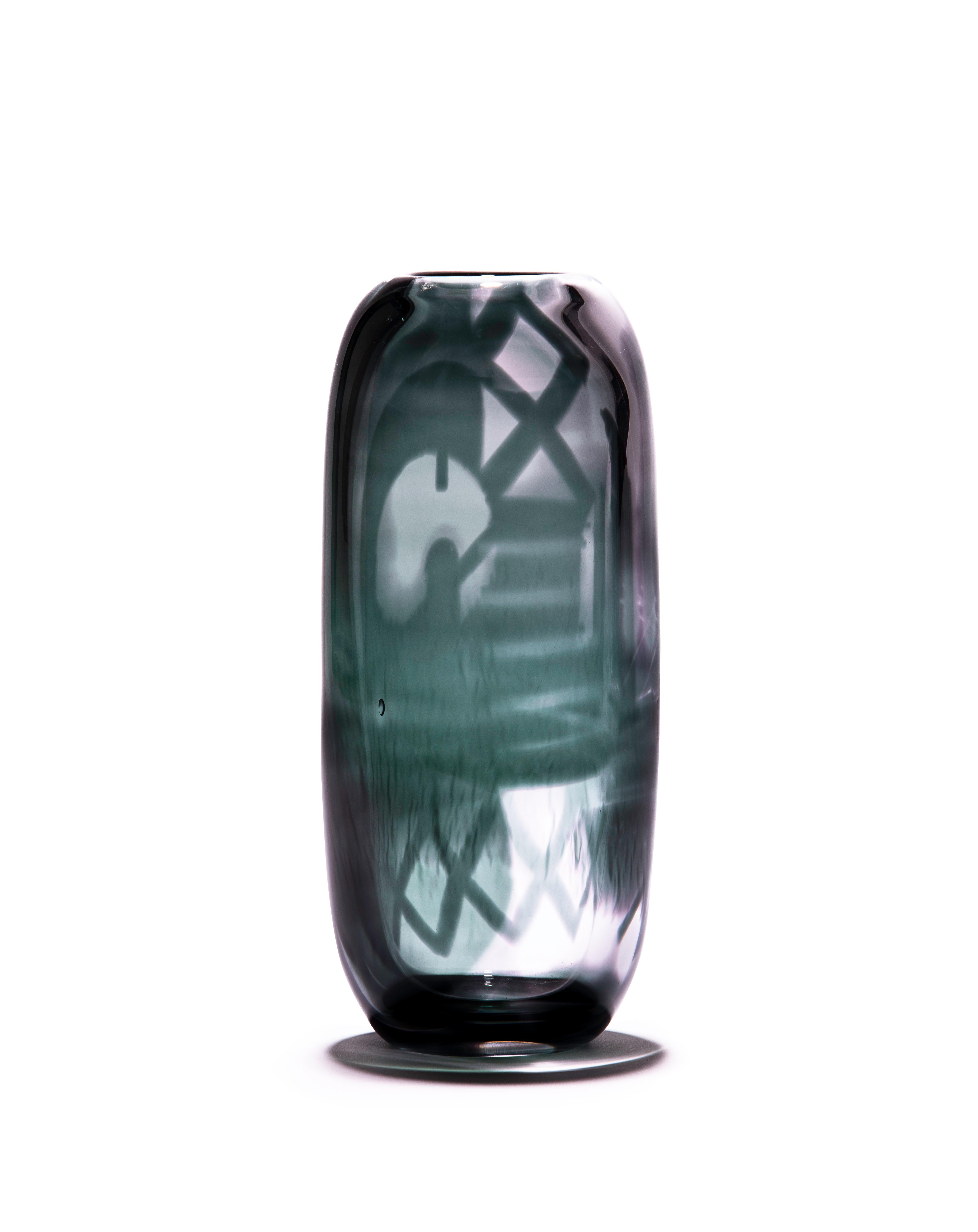 Verre Vase unique en verre bleu et noir « Harvest Graal » de Tiina Sarapu en vente