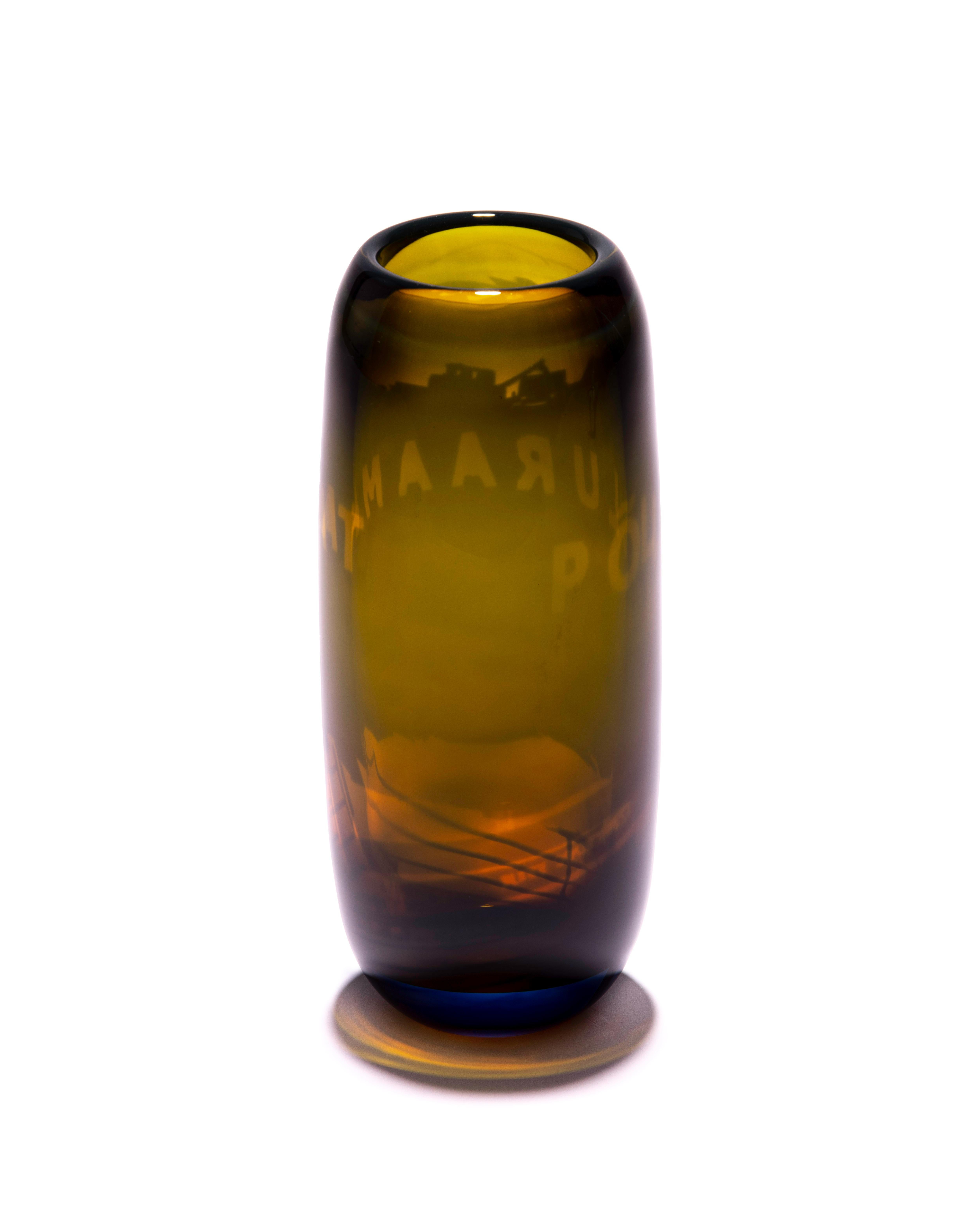 Einzigartige braune Glasvase Harvest Graal von Tiina Sarapu,
2018
Abmessungen: H 30 cm
MATERIALIEN: Glas

Glas steht in meinen Werken für die Welt zwischen undurchsichtig und durchscheinend, sichtbar und unsichtbar, materiell und immateriell,