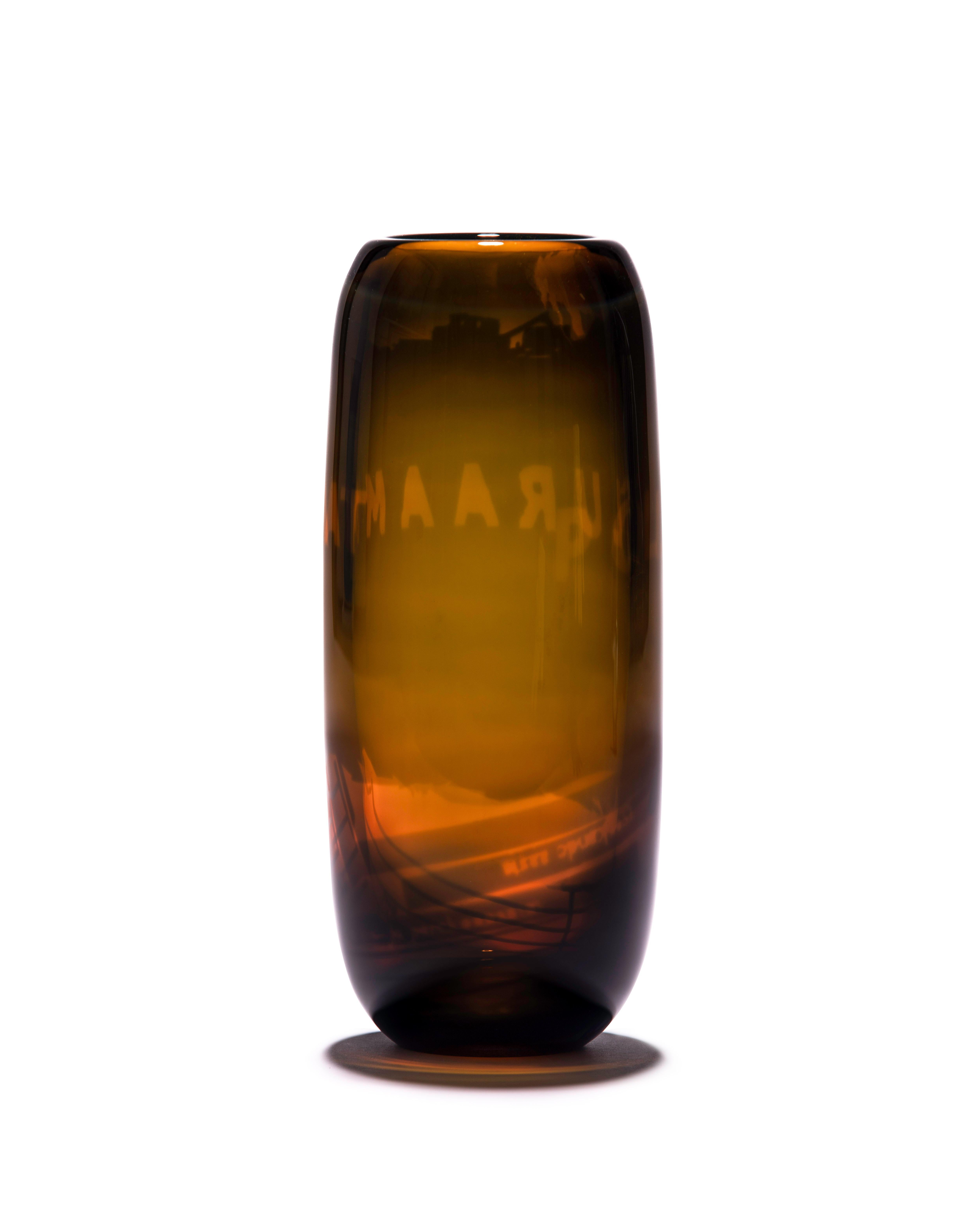 Eine einzigartige Vase aus braunem Glas mit Traubenmotiv von Tiina Sarapu (Moderne) im Angebot