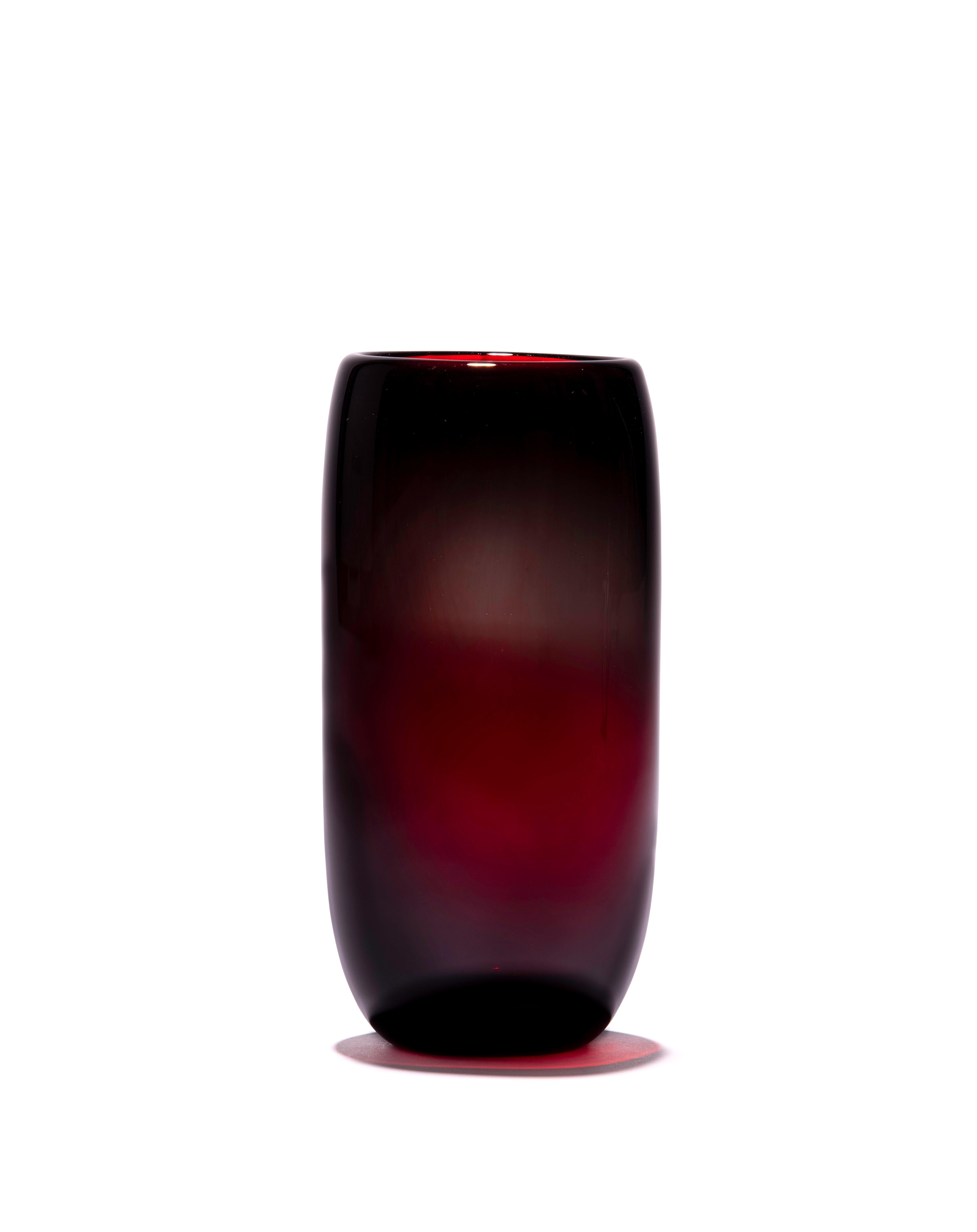 Eine einzigartige Vase aus braunem Glas mit Traubenmotiv von Tiina Sarapu im Angebot 1