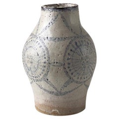 Unico vaso in gres danese pesante con smalto beige e decorazione blu sbiadita.