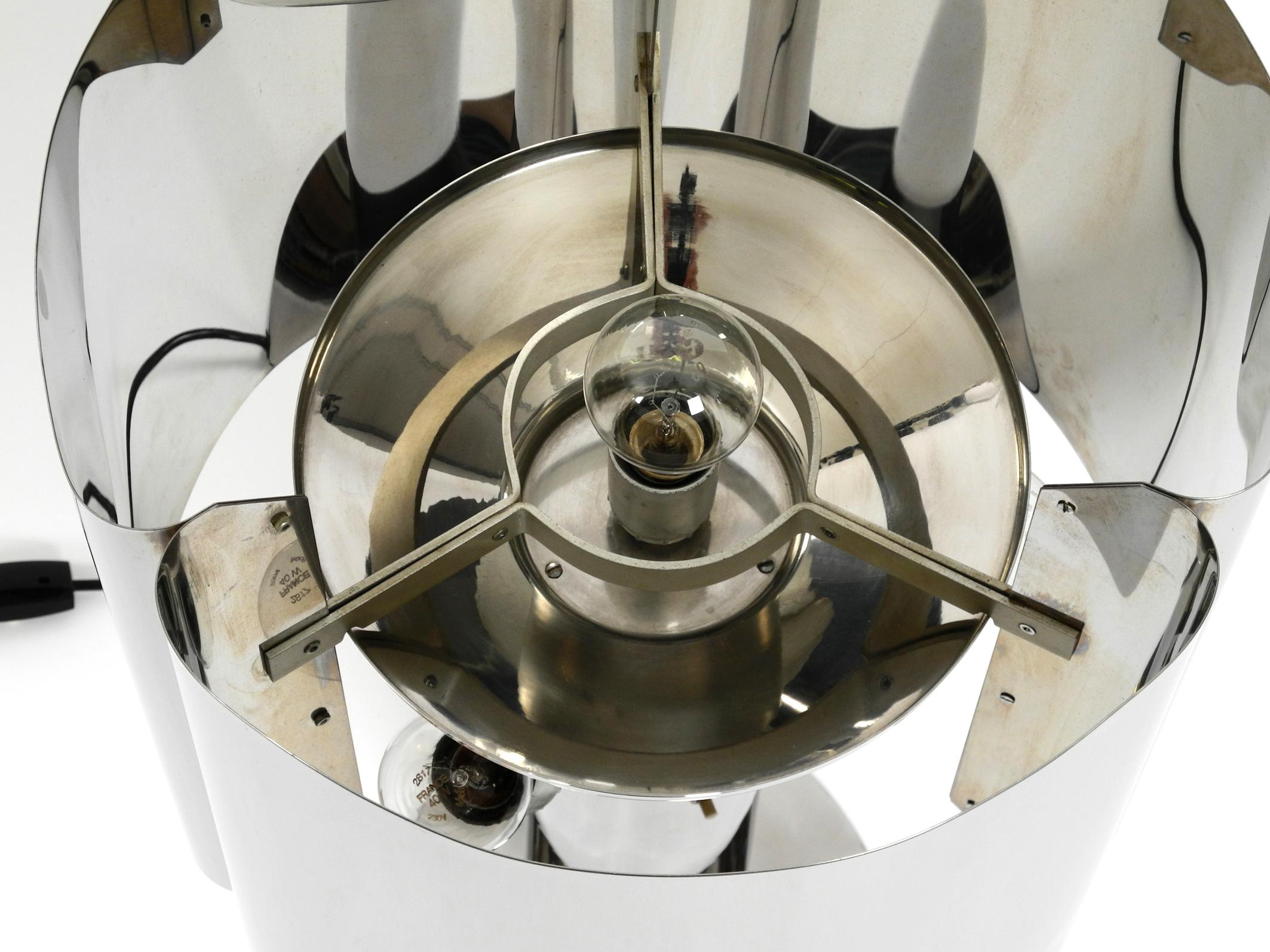 Lampe de table unique, lourde et massive XXL des années 1970 en métal chromé avec abat-jour en métal en vente 4