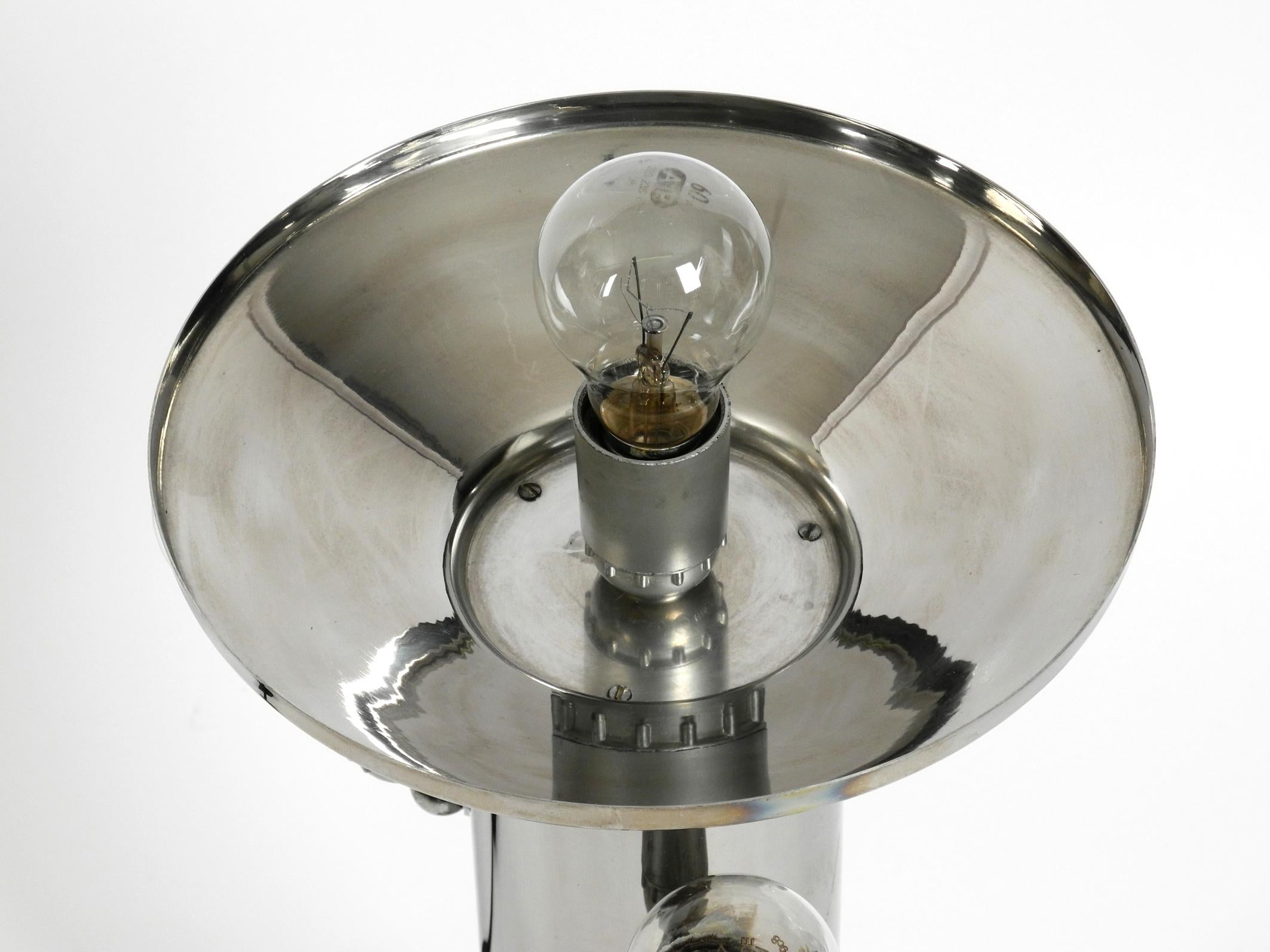 Lampe de table unique, lourde et massive XXL des années 1970 en métal chromé avec abat-jour en métal en vente 5