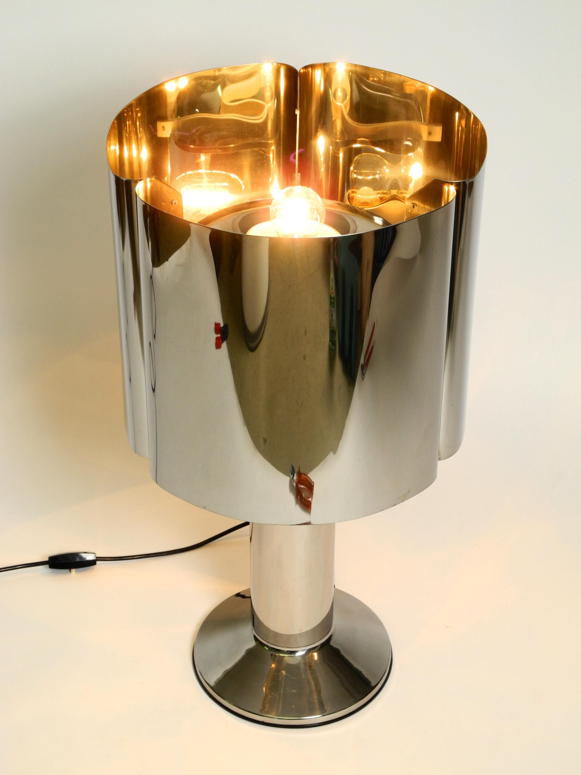 Lampe de table unique, lourde, énorme XXL des années 1970 en métal chromé Space AGE avec abat-jour en métal. 
Très rare design allemand de haute qualité.
Sous la lampe se trouve une étiquette portant la mention 
