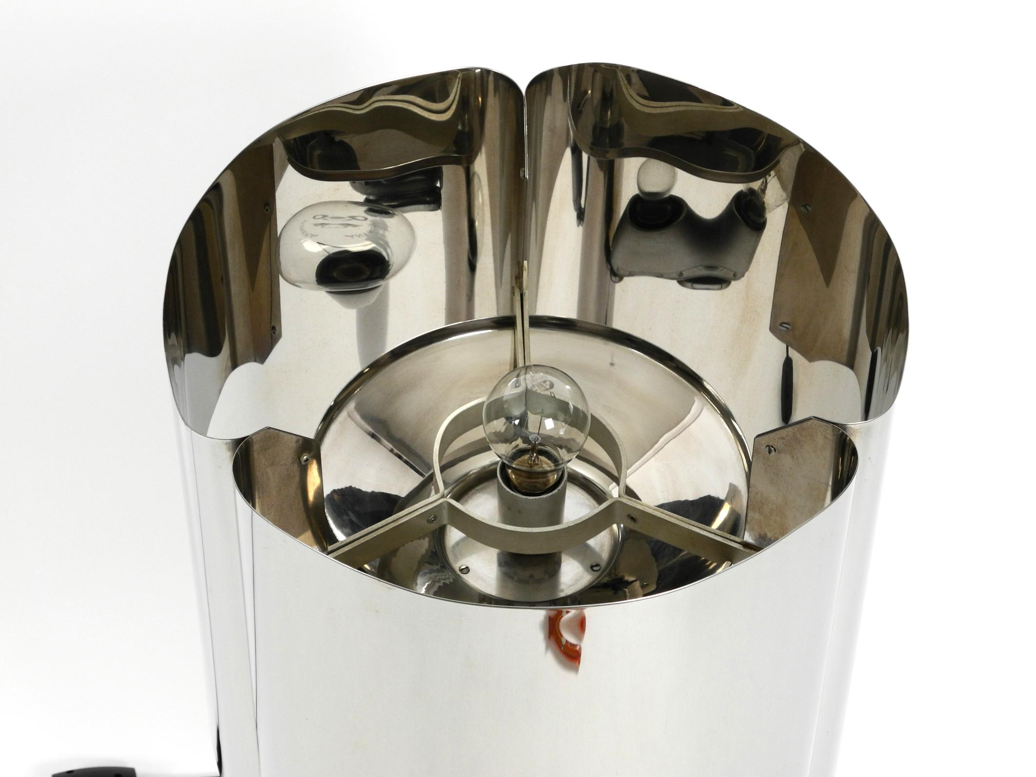 Fin du 20e siècle Lampe de table unique, lourde et massive XXL des années 1970 en métal chromé avec abat-jour en métal en vente