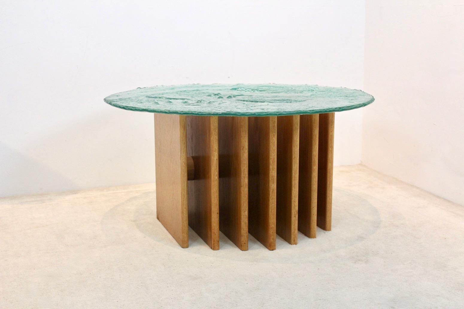 Bois Table basse unique Heinz Lilienthal sculpturale à plateau en verre en vente