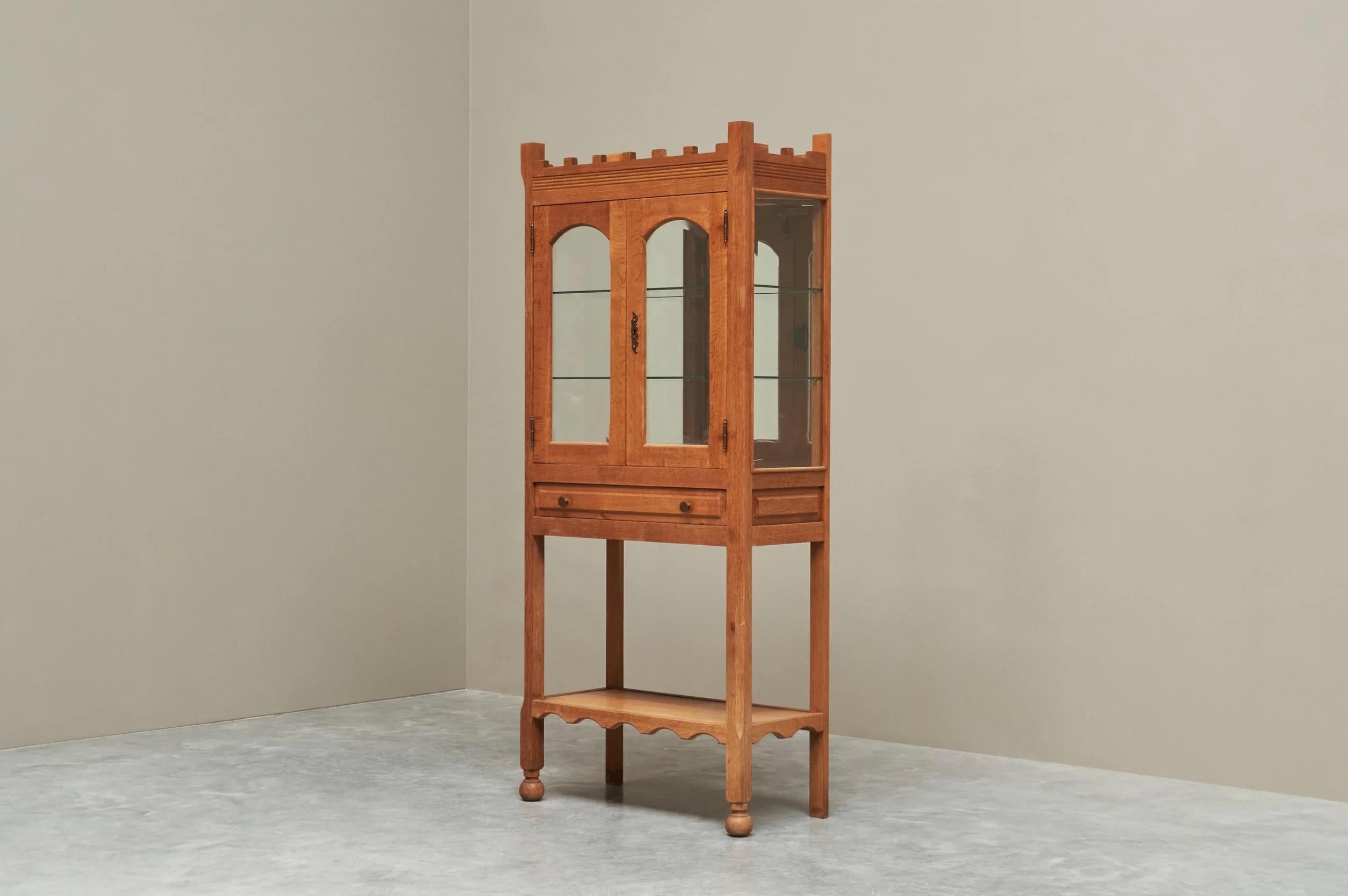 Mobile da esposizione smaltato in stile Henning Kjaernulf, unico nel suo genere, in rovere massiccio degli anni '70

Si tratta di una vetrina davvero speciale, realizzata in legno massiccio di quercia negli anni Settanta.

Splendido design simile a