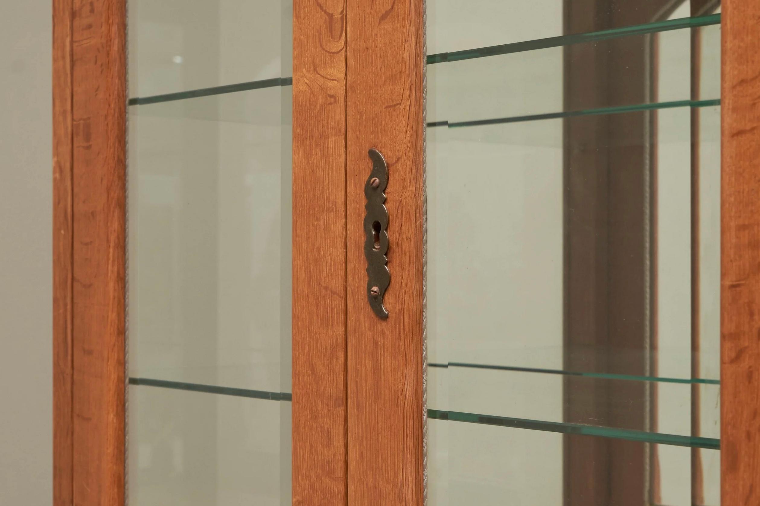 Unique Henning Kjaernulf Style Glazed Display Cabinet in Solid Oak 1970s In condizioni buone in vendita a Meer, VAN