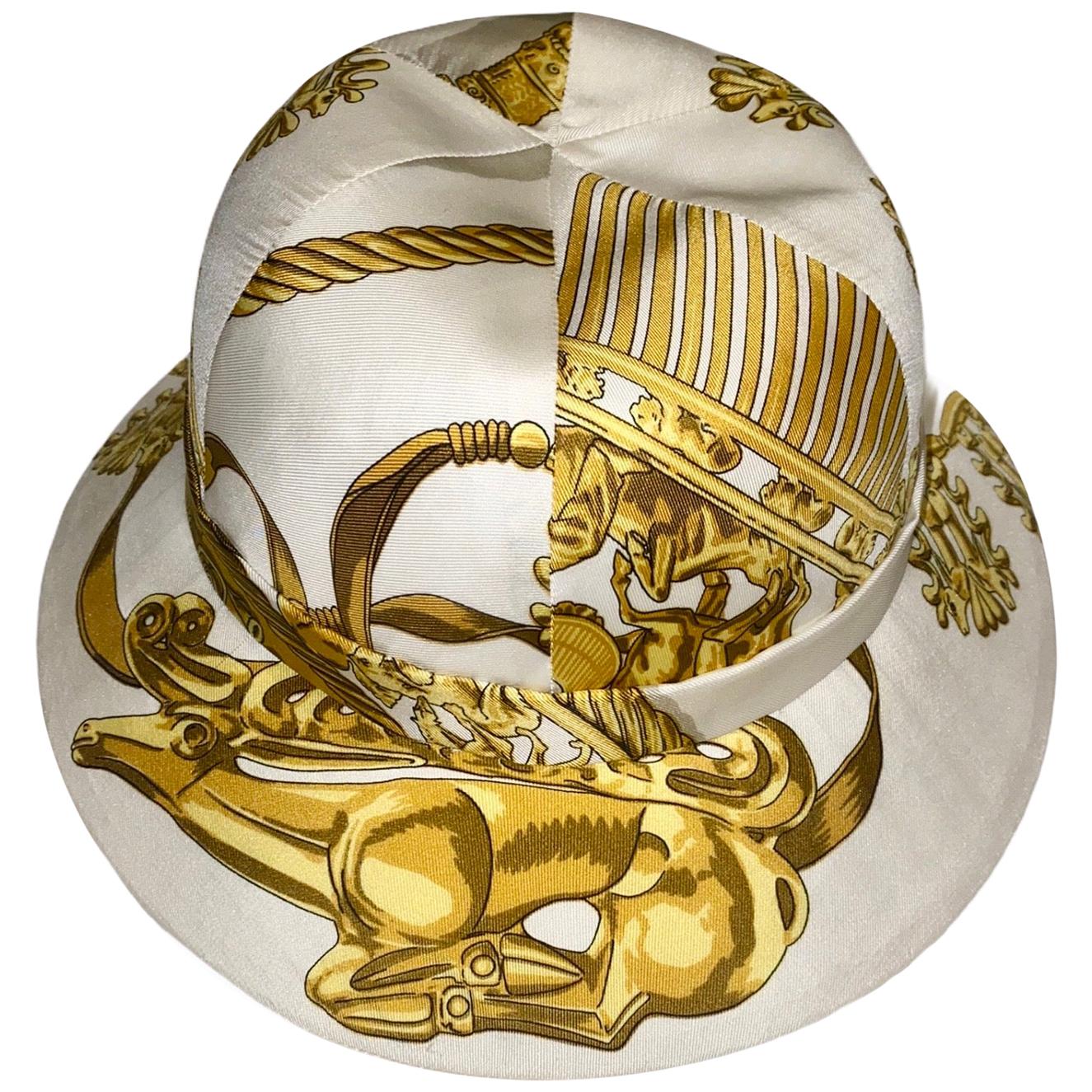 Unique HERMES Printed Silk Structured Safari Hat „Cavaliers d‘Or“