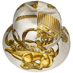 Unique HERMES Printed Silk Structured Safari Hat „Cavaliers d‘Or“