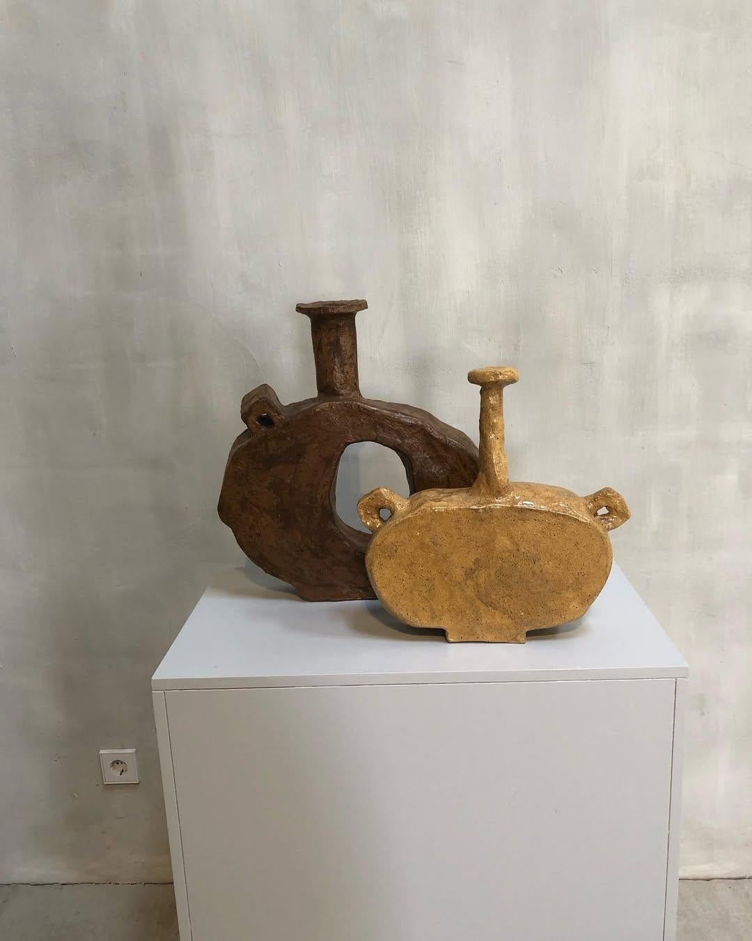 Unico vaso piatto a collo alto di grandi dimensioni in ceramica, marrone chiaro di Willem Van Hooff In condizioni Nuovo in vendita a Geneve, CH