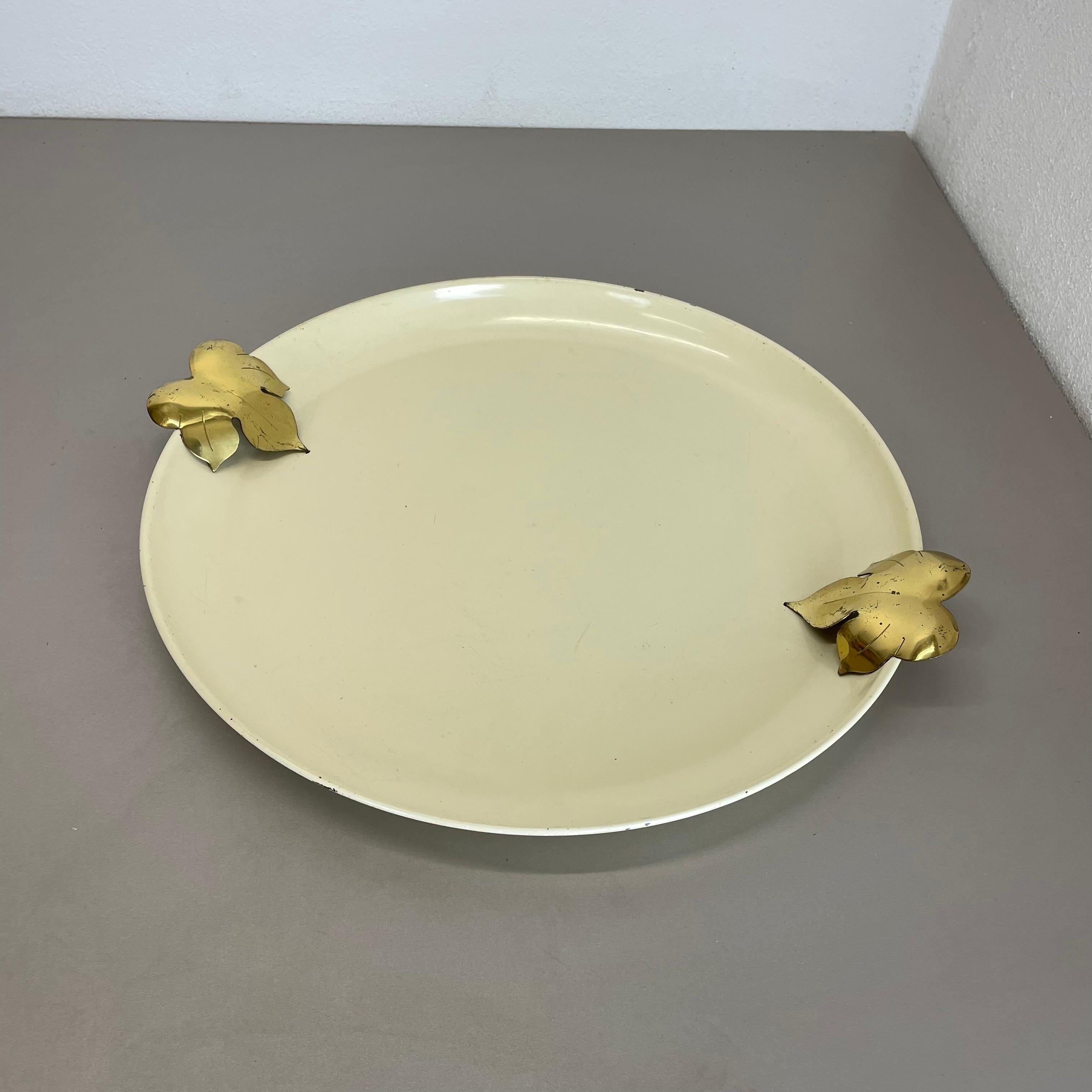 Article:

Tray element with brass leaf handles


Producer:

Vereinigte Werkstätten München


Origin:

Germany


Material:

metal and brass


Decade:

1950s


Description:

This original midcentury tray element was produced in the 1950s in Germany by
