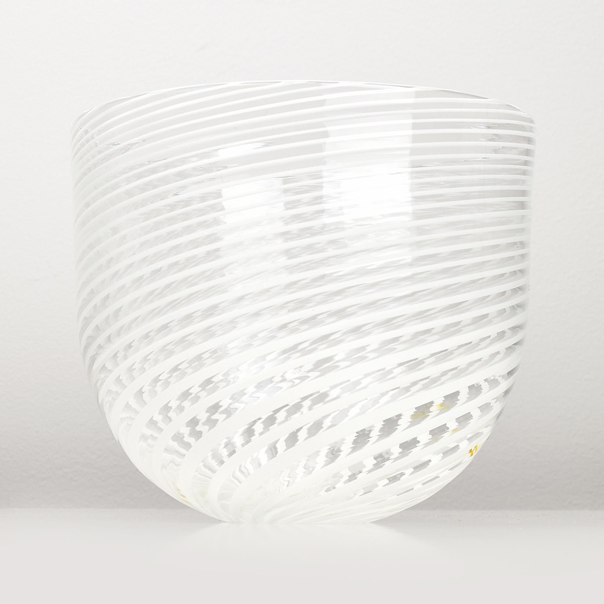 Bol ou vase unique de Peter Svarrer pour Holmegaard en verre clair avec un délicat motif de spirale blanche.

Peter Svarrer est un célèbre designer de verre danois connu pour ses designs innovants et élégants. Né en 1957, Svarrer a étudié à l'école