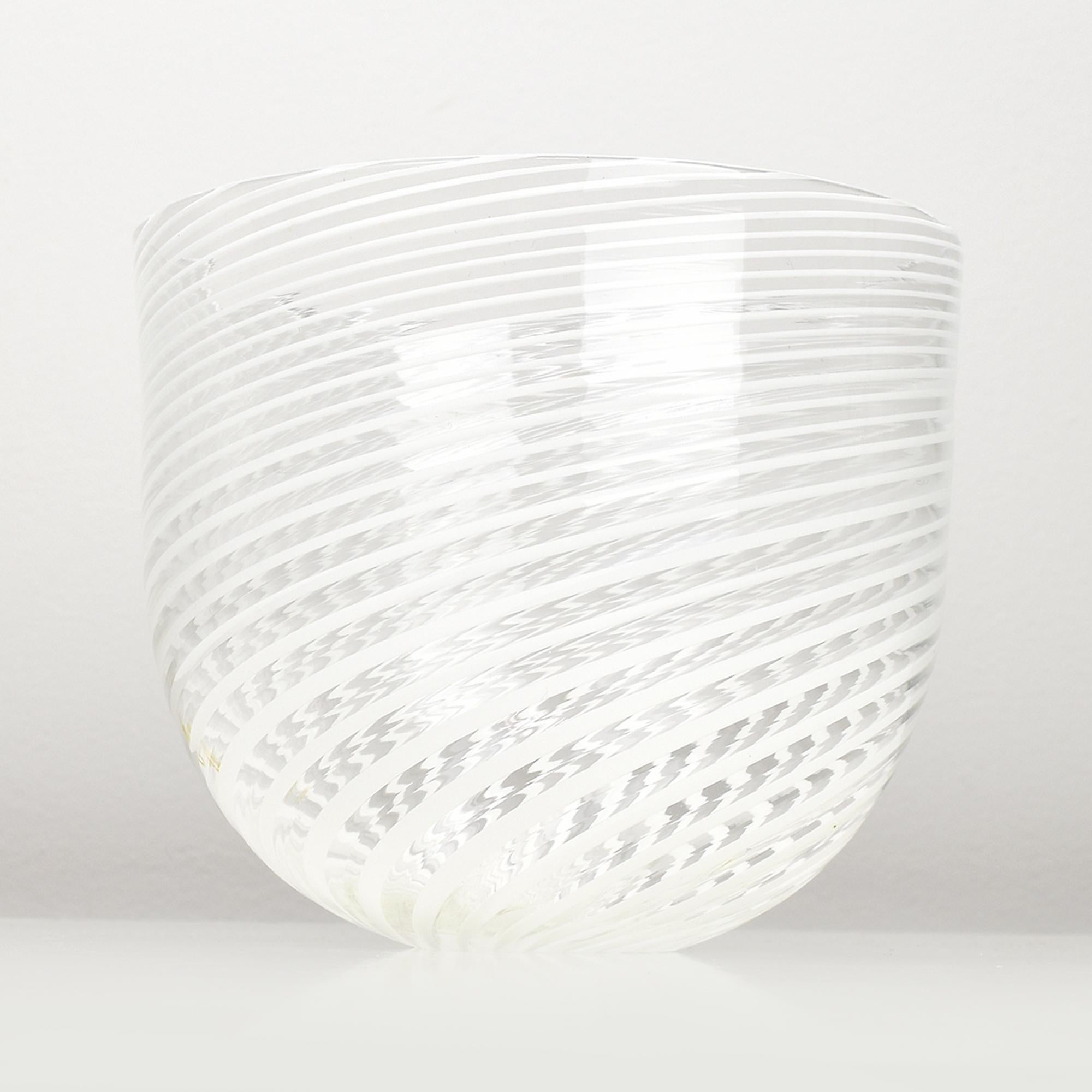 Mid-Century Modern Bol/vase unique Holmegaard Peter Svarrer en verre d'art blanc à motif tourbillon signé en vente