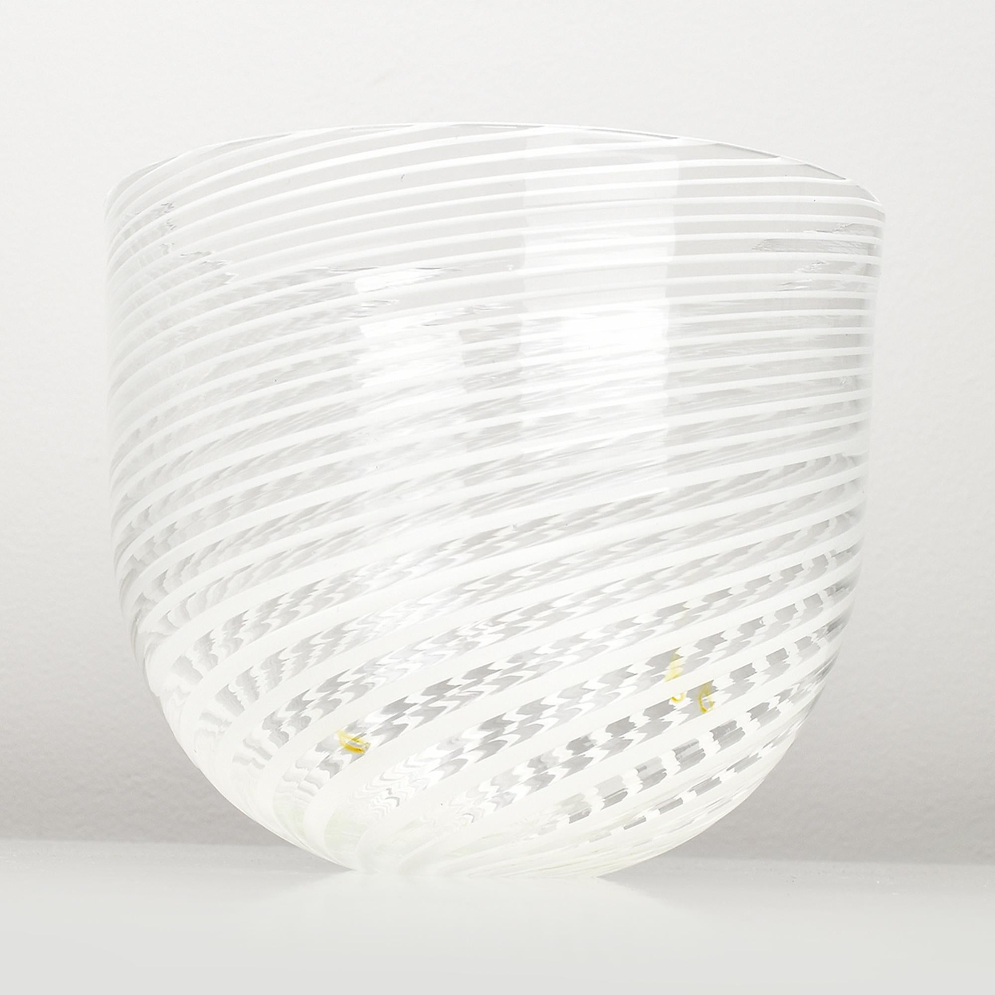 Suédois Bol/vase unique Holmegaard Peter Svarrer en verre d'art blanc à motif tourbillon signé en vente